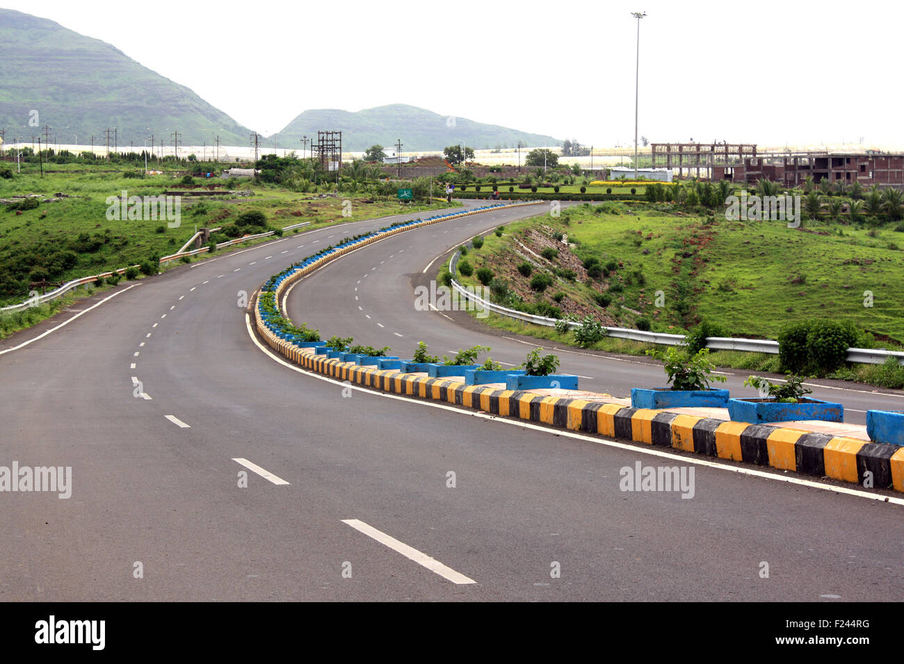 Eine schöne leere Autobahn in der indischen Landschaft. Stockfoto