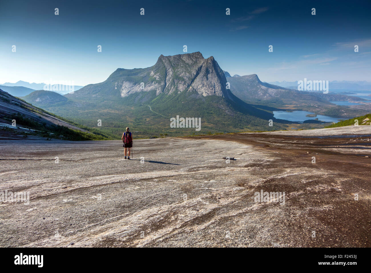 Kleine einsame Figur auf Verdenssvaet Welten, riesige Granitplatte in der Nähe von Narvik, Arktis Noway Stockfoto