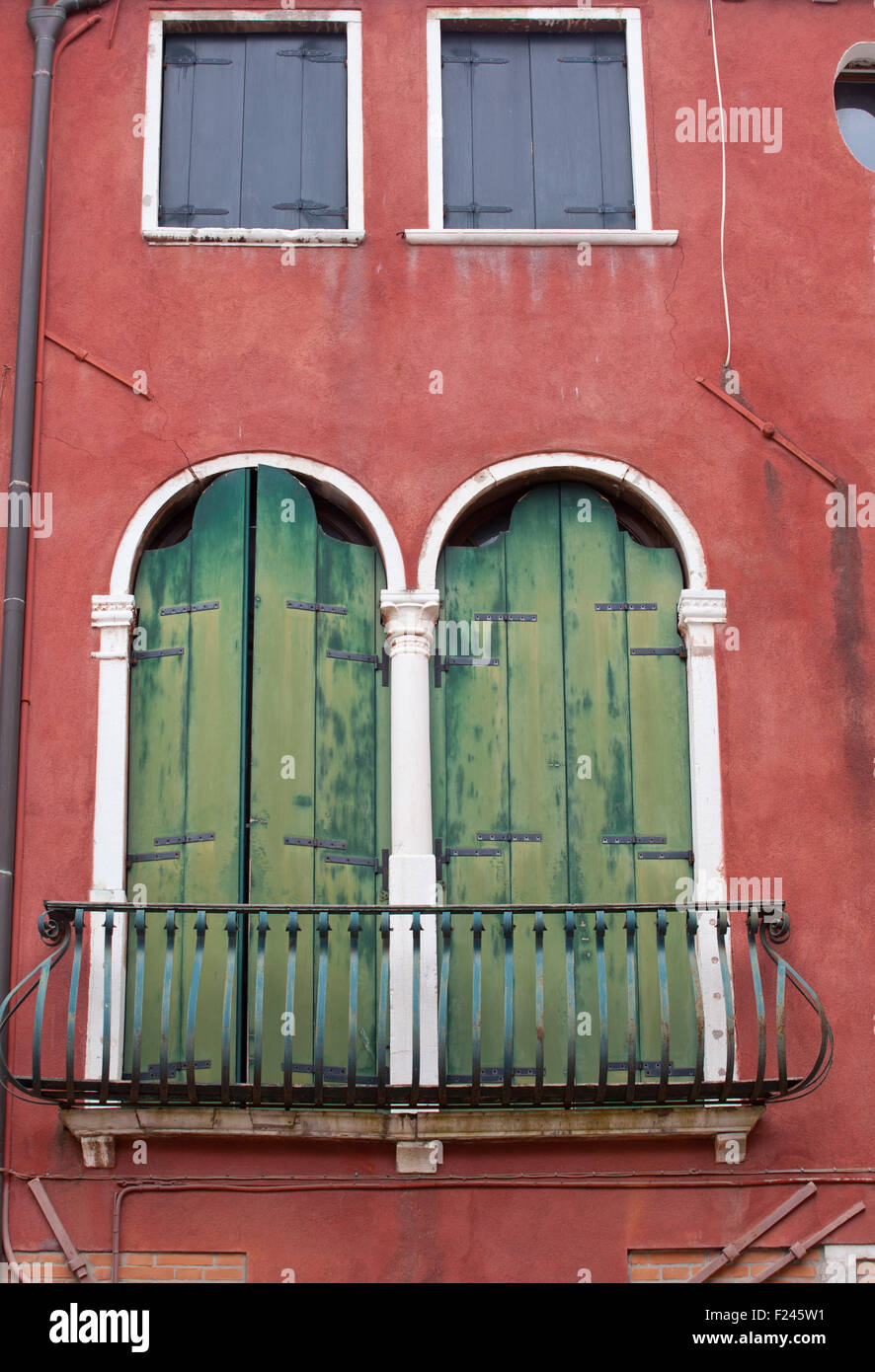 Typische Balkon in einem Haus in Venedig Stockfoto