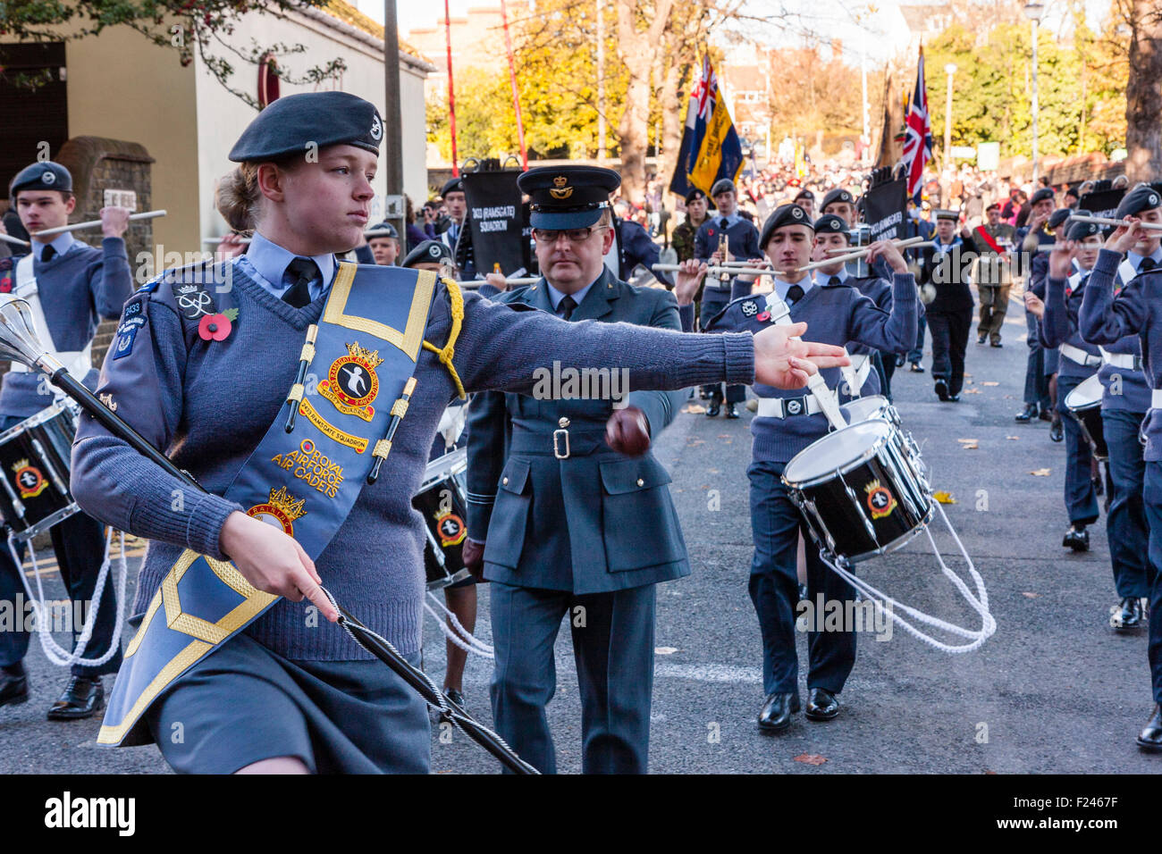 England, Spenden-infos Sonntag. Band, Viewer, marschieren mit Frau majorette, Führen und Drehen die Band mit ihrem linken Arm ausgestreckt. Stockfoto