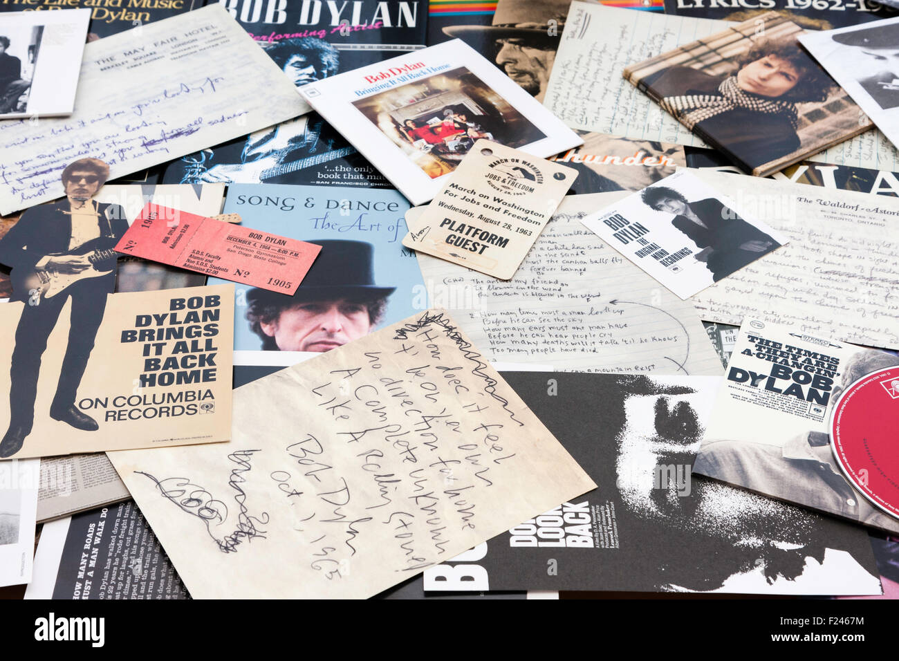 Bob Dylan Erinnerungsstücke. Zerstreut Anzeige von Karten, Büchern, CD- und CD-Covers, Schreiben und allgemeine Erinnerungsstücke auf die volkssänger, Bob Dylan. Stockfoto
