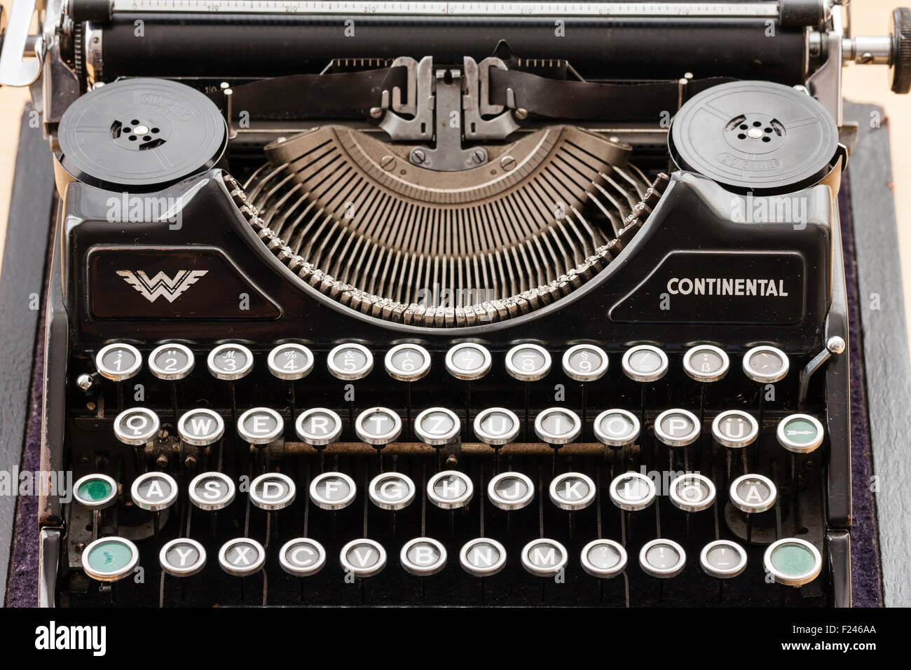 Alte deutsche Schreibmaschine, kontinentales Wanderer, etwa der 30er-40  Vordergrund die Schlüssel, die bis zu den Streik Art bars und Schlitten  Stockfotografie - Alamy
