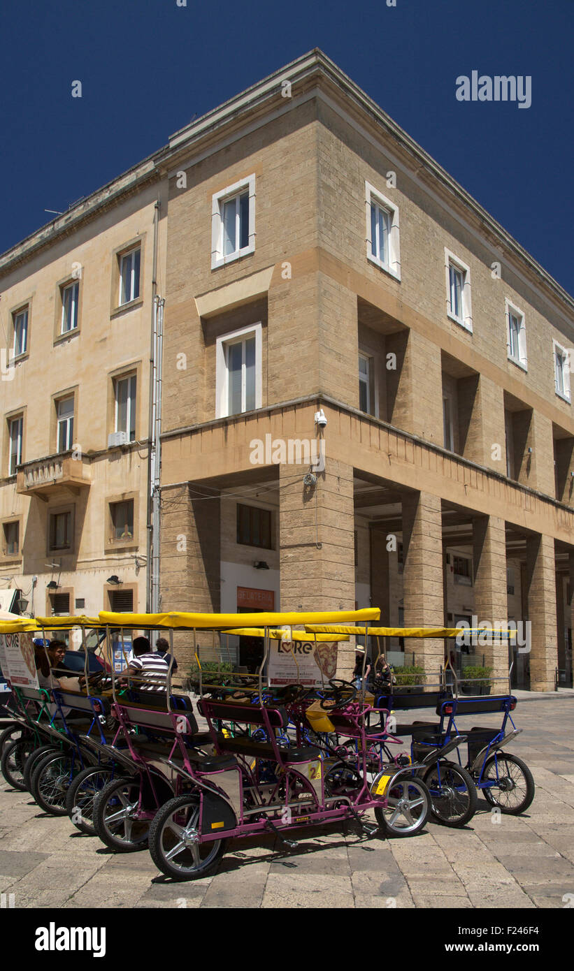 Fahrrad-Rikschas mieten Lecce Italien Stockfoto