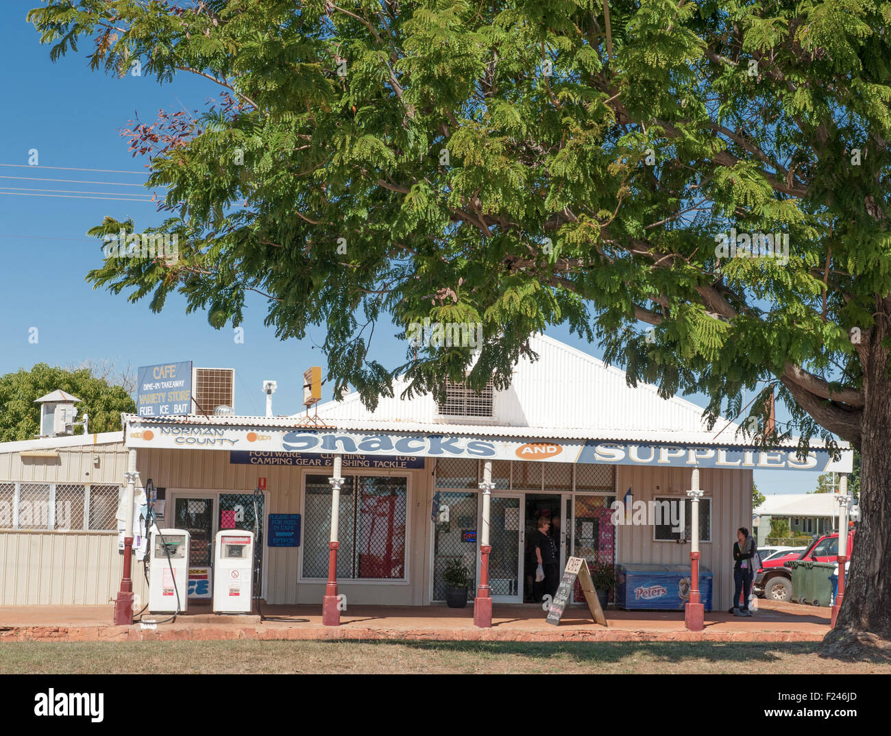 Historischen Gemischtwarenladen verkaufen Kraftstoff, Essen und trinken in Normanton, Carpentria Shire, Outback Queensland, Australien Stockfoto