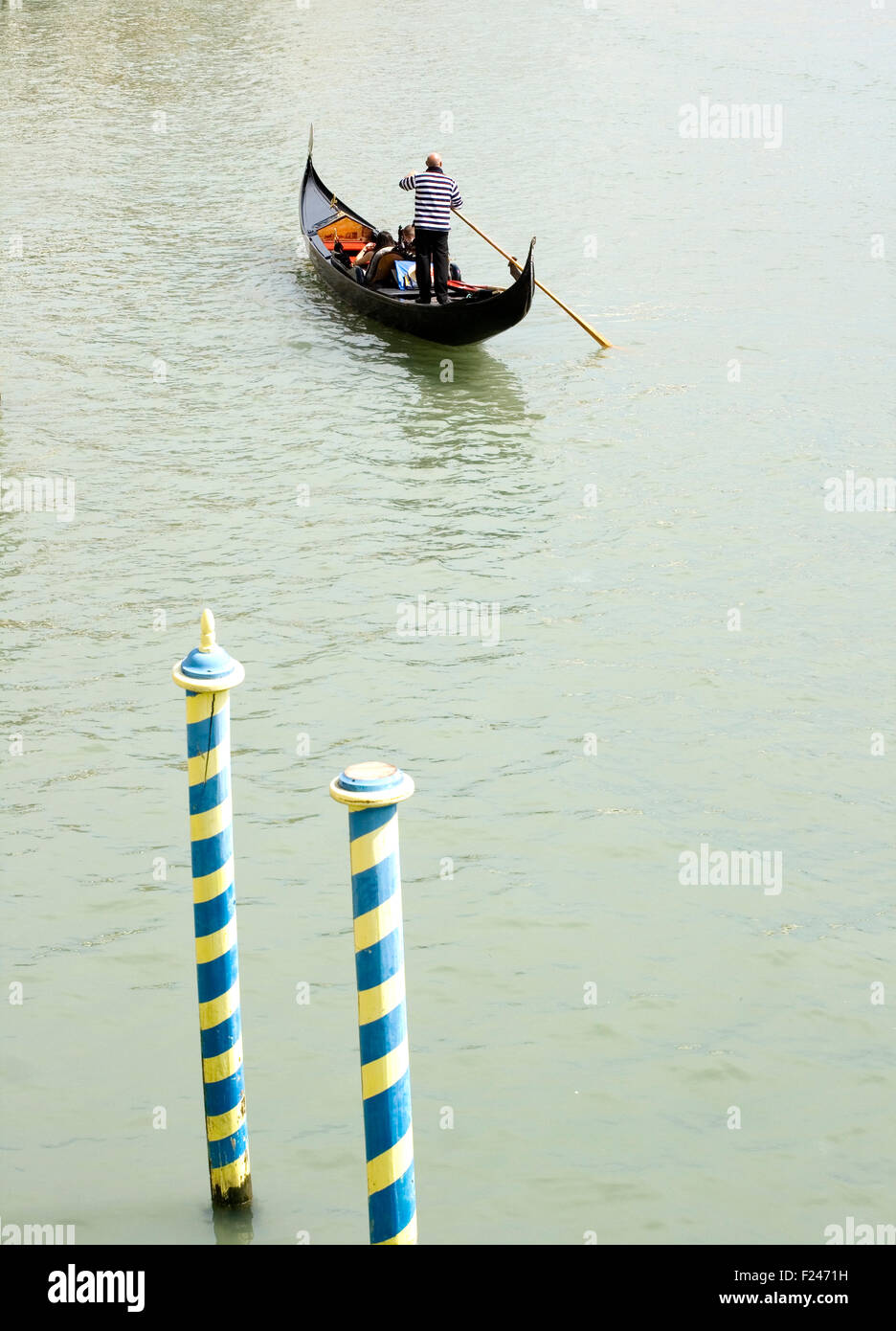 Gondoliere in der Lagune von Venedig, Italien Stockfoto