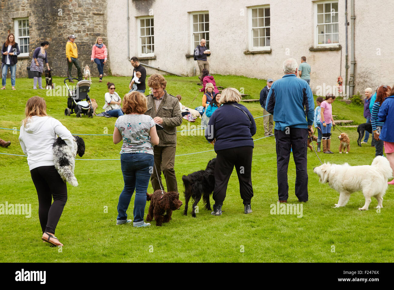 Menschen genießen einen offene Amateuren Hund zeigen Wettbewerb in Picton Castle, Pembrokeshire, Westwales. Stockfoto