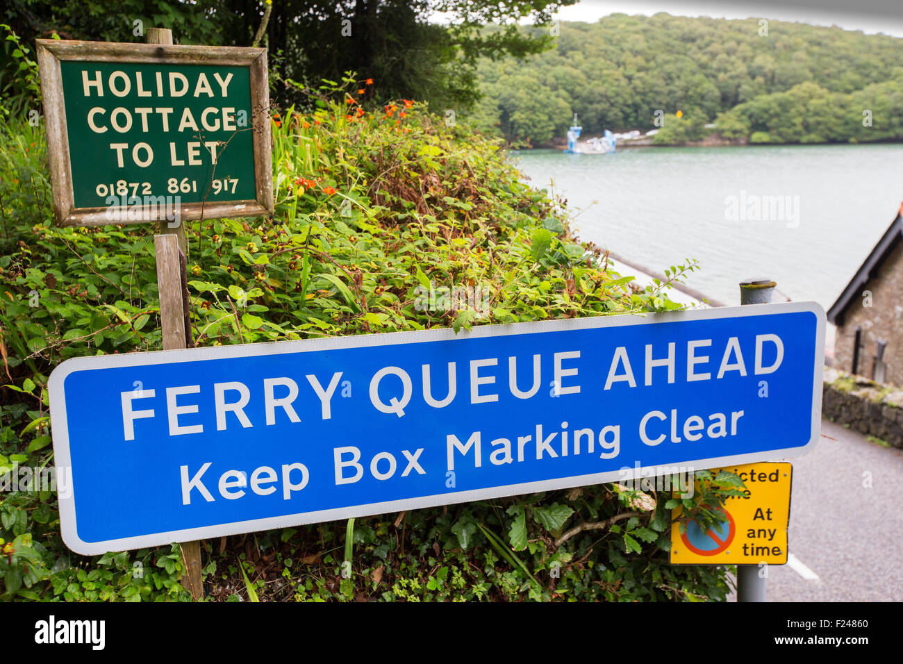 Der König Harry Ferry kreuzt den Fluss Fal, Falmouth mit Roseland Halbinsel, Cornwall, UK zu verbinden. Stockfoto