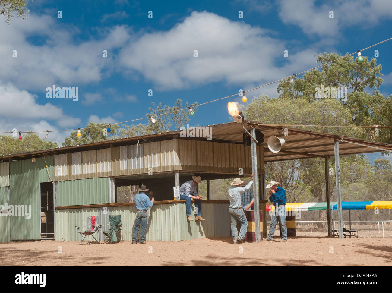 Cowboys in einem Busch-Bar eingerichtet für Eureka Creek Rodeo, Nord-Queensland, Australien Stockfoto