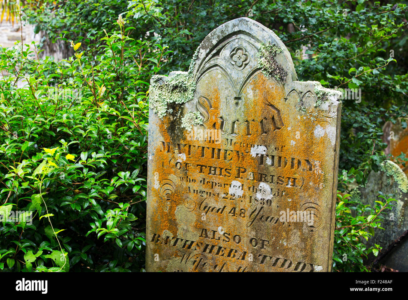 Grabsteine auf dem Kirchhof von der berühmten St. Just in Roseland Kirche in Cornwall, Großbritannien. Stockfoto
