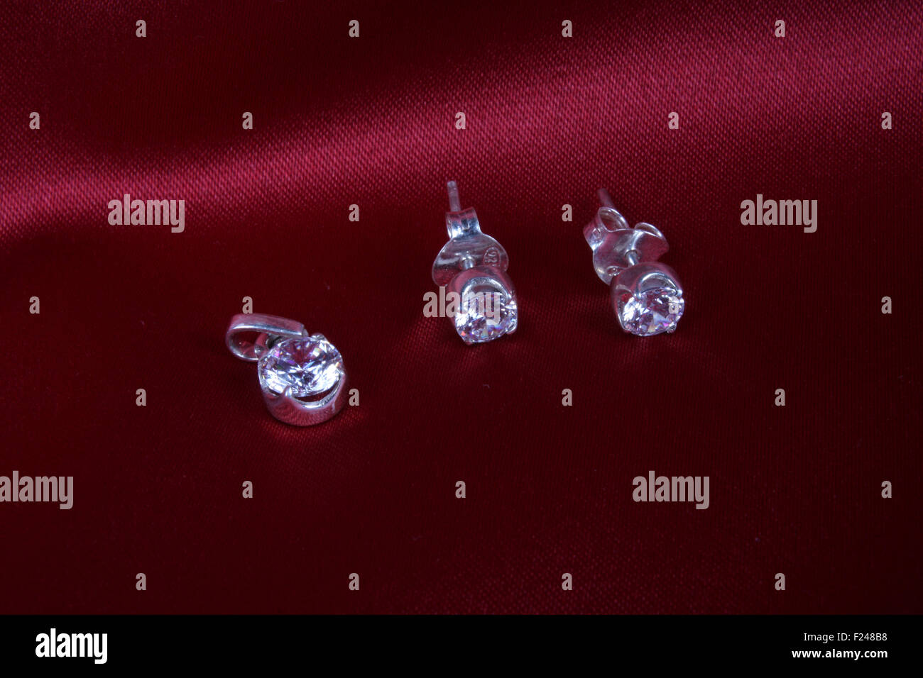 Ein schöner brillant gesetzt auf crimson Studio-Hintergrund in Silber, gegossen. Stockfoto