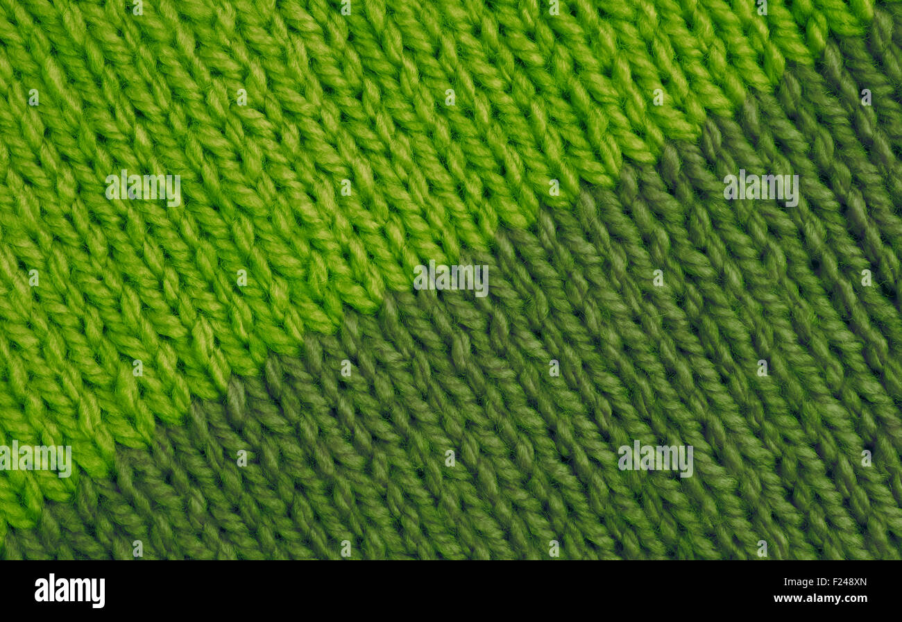 Zweifarbige Länge der Strumpf Masche stricken in hellen und Moosgrün Wolle als eine abstrakte Hintergrundtextur Stockfoto