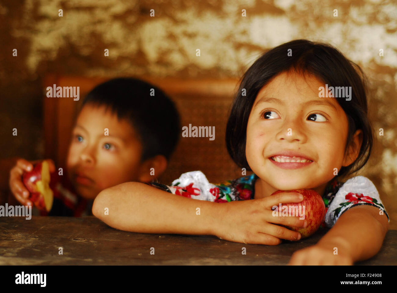 Guatemala, San Bartolo, Geschwister Essen 5 Mahlzeiten am Tag (Luisa Maribel Torres Perez 5, Eleasar Usiel Torres Perez 3,5) Stockfoto