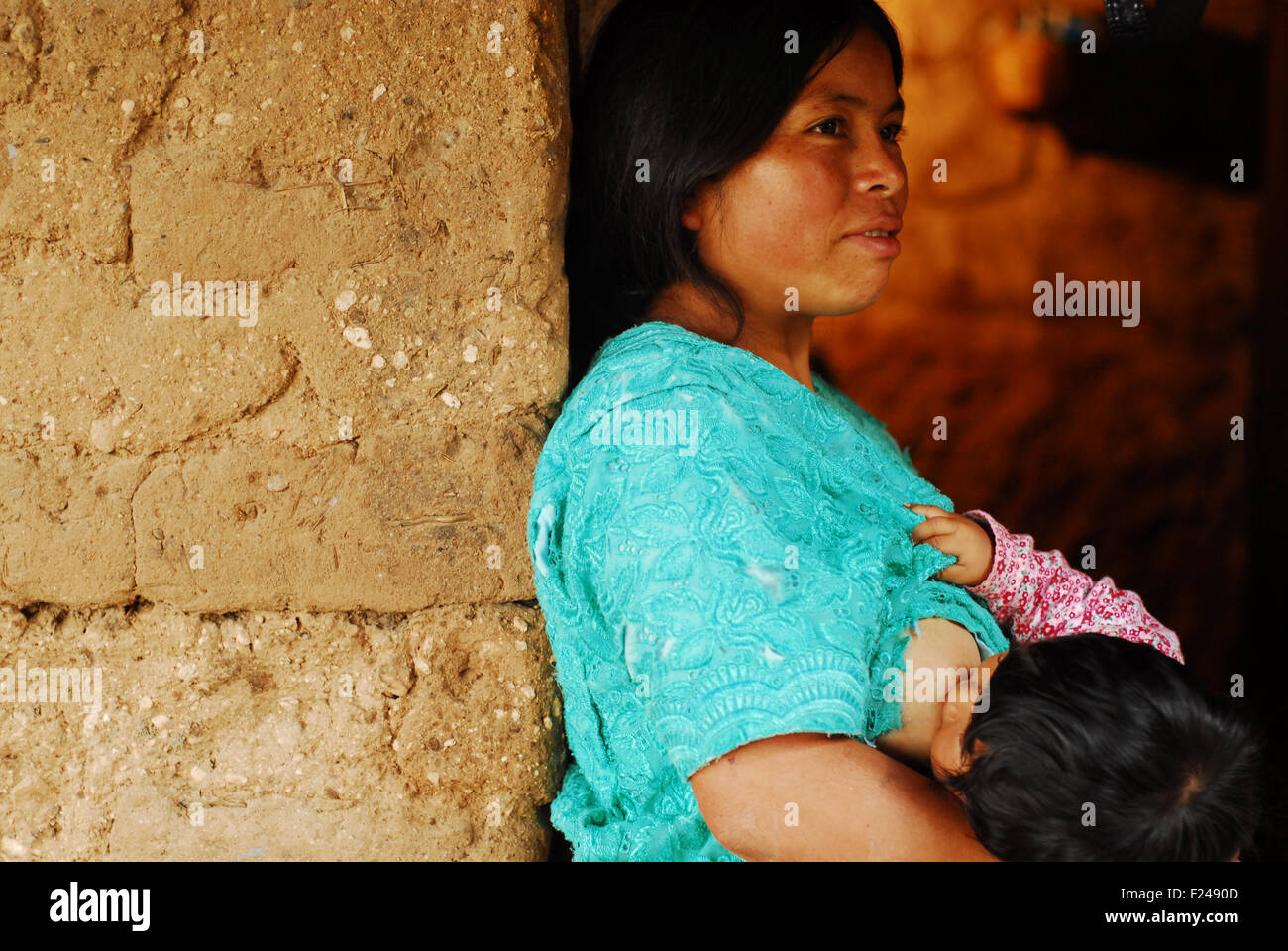 Guatemala, San Bartolo, Mutter stillen Baby (Elvia Asucena Torres Perez4 Monate mit Elvia Perez Sontay 31 Jahre) Stockfoto