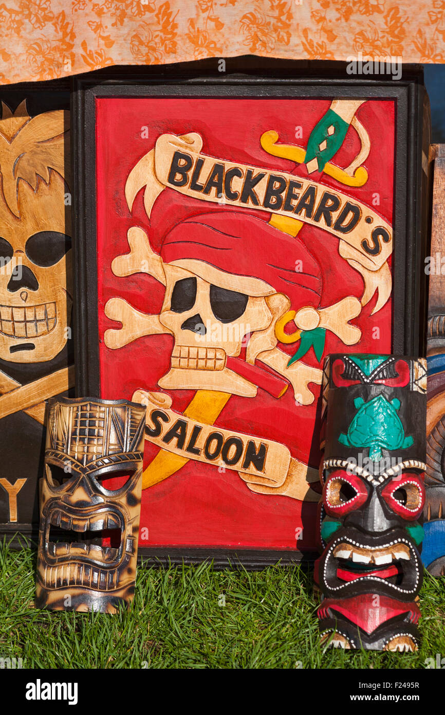 Blackbeards Saloon und Totem Masken für den Verkauf auf Stand auf Thai Festival Poole, Dorset, UK im September Stockfoto