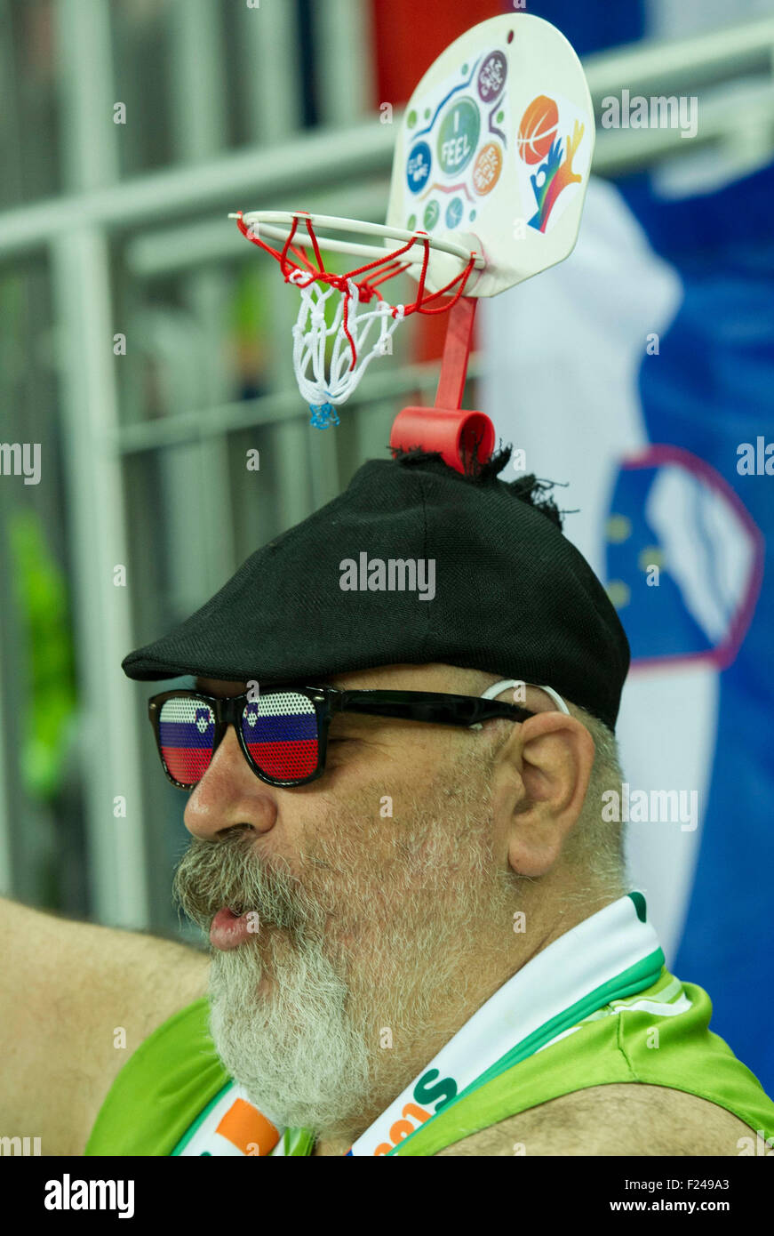 (150911)--ZAGREB, 11. September 2015 (Xinhua)--ein Fan von das slowenische Team ist auf dem Stand während eines Spiels der EuroBasket 2015 Gruppe C Arena Zagreb in Zagreb, Hauptstadt Kroatiens, 8. September 2015 gesehen.  (Xinhua/Miso-Lisanin) Stockfoto