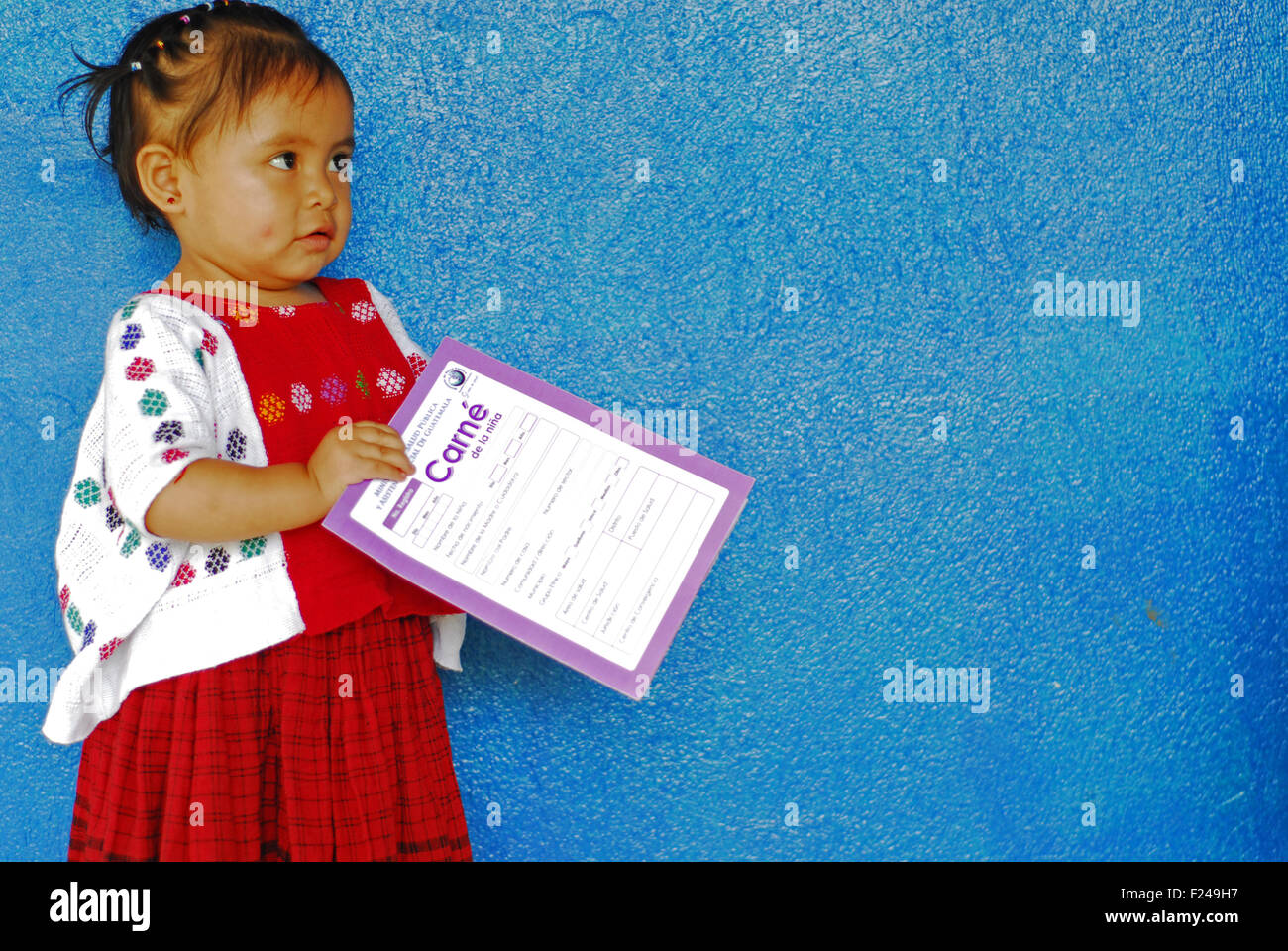 Guatemala, San Juan Chamulco, Porträt eines Mädchens mit Impfpass (Claudia Andrea Poou Tot 1 Jahr 5 Monate) Stockfoto