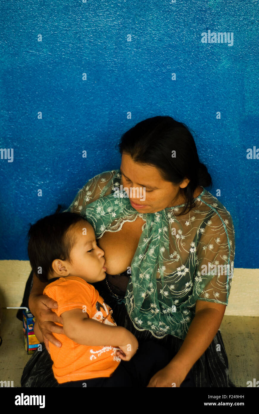 Guatemala, San Juan Chamulco Mutter Breasfeeding junge (Ana Maria kann Tzub 35, Jose Gabril können Tzub 2 Jahre) Stockfoto