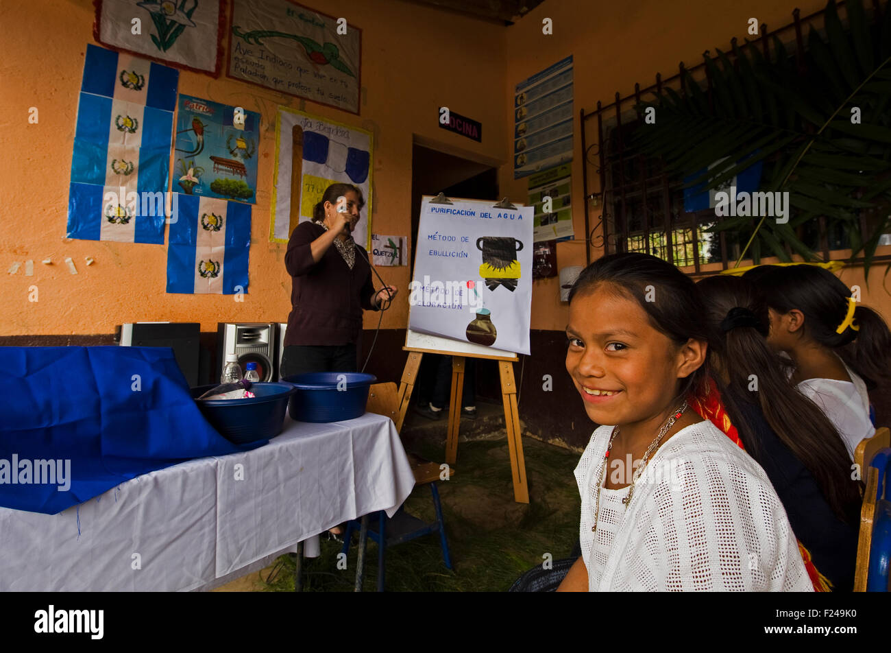 Guatemala, San Juan Chamulco, Lehrer erklären verschiedene Methode zur Wasserreinigung (Carmen Alicia Garcia de Hercules 43 Jahre) Stockfoto