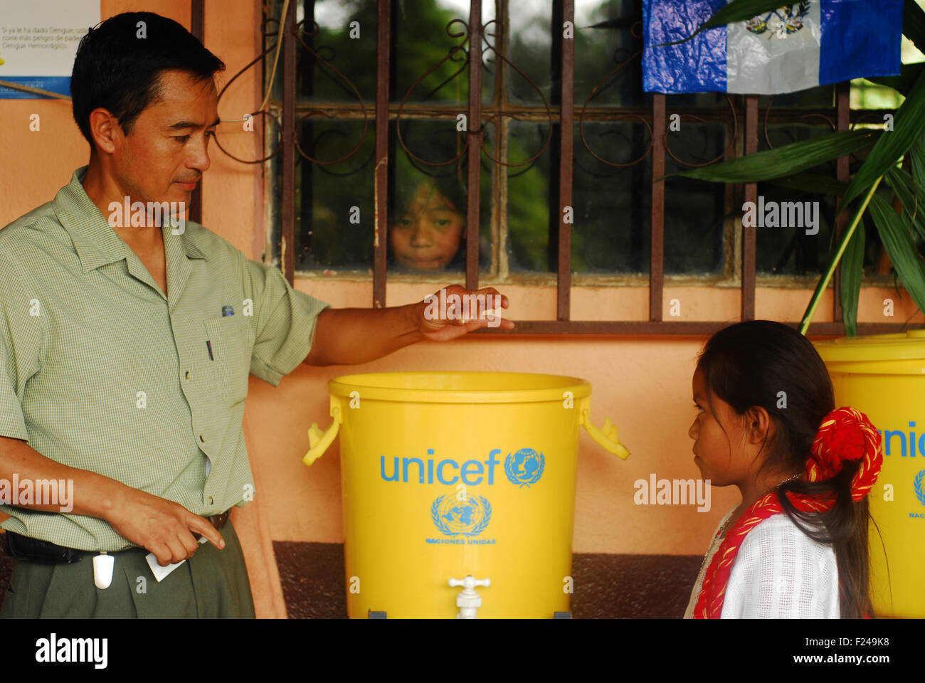 Guatemala, San Juan Chamulco, Lehrer, Wasseraufbereitung mit Chlor für Kinder zum Trinken (Julio Cesar Alvarado Winter 43 Ana Cristina Caal Döbel 10) Stockfoto