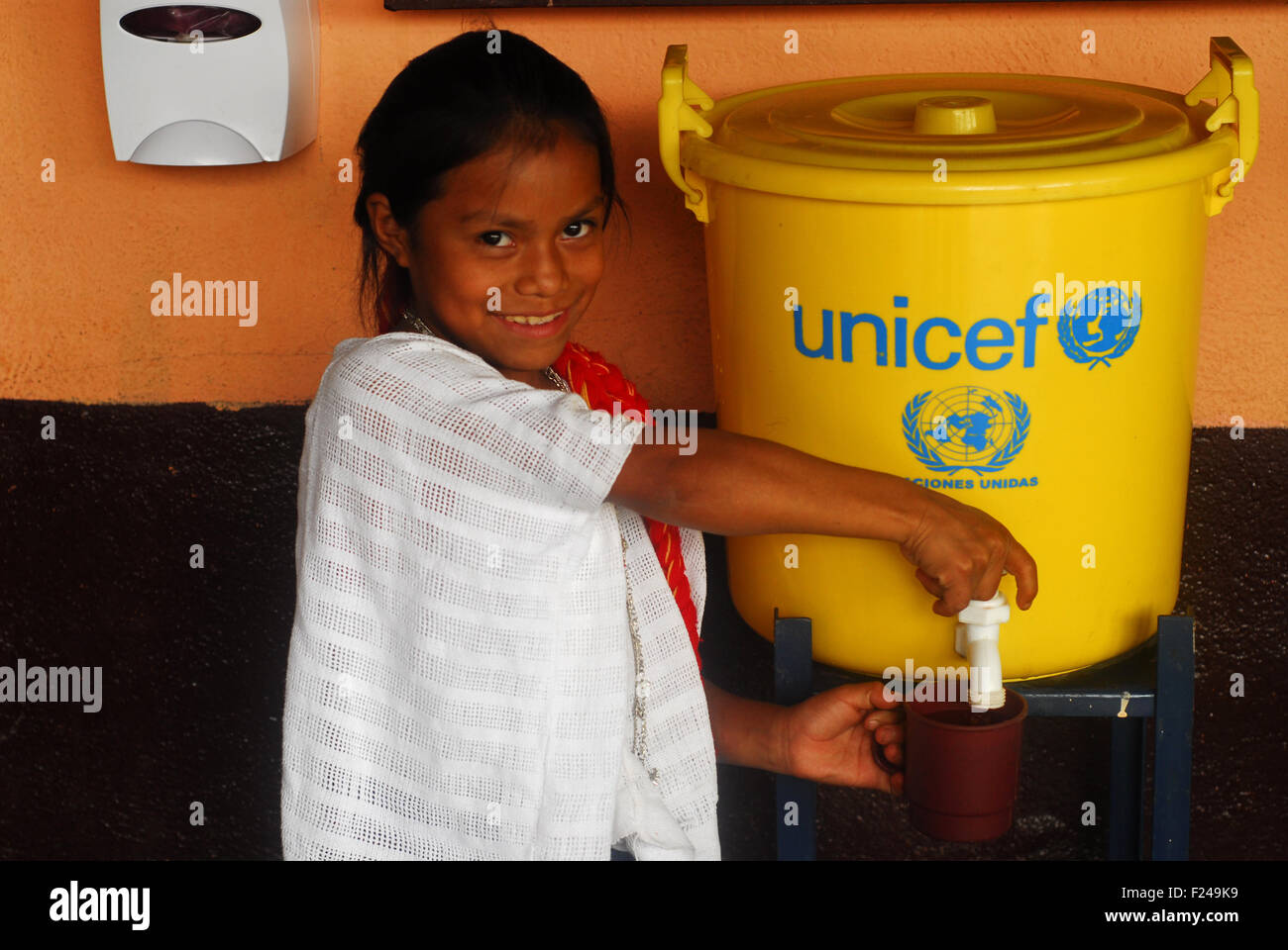 Guatemala, San Juan Chamulco, Mädchen Trinkwasser mit Chlor (Ana Cristina Caal Döbel 10) Stockfoto
