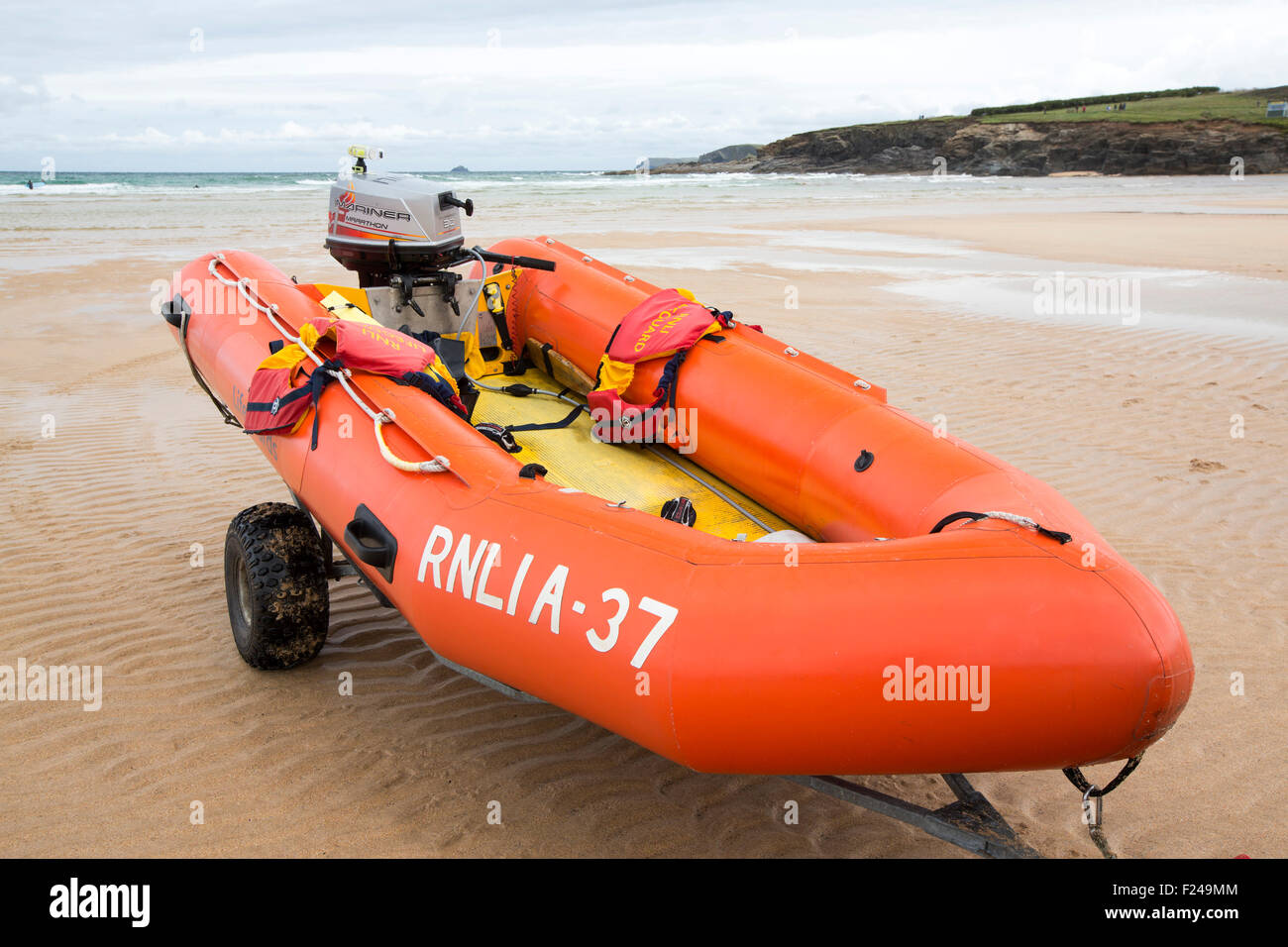 Ein RNLI-Boot am Strand von Harlyn Bay, Cornwall, UK. Stockfoto