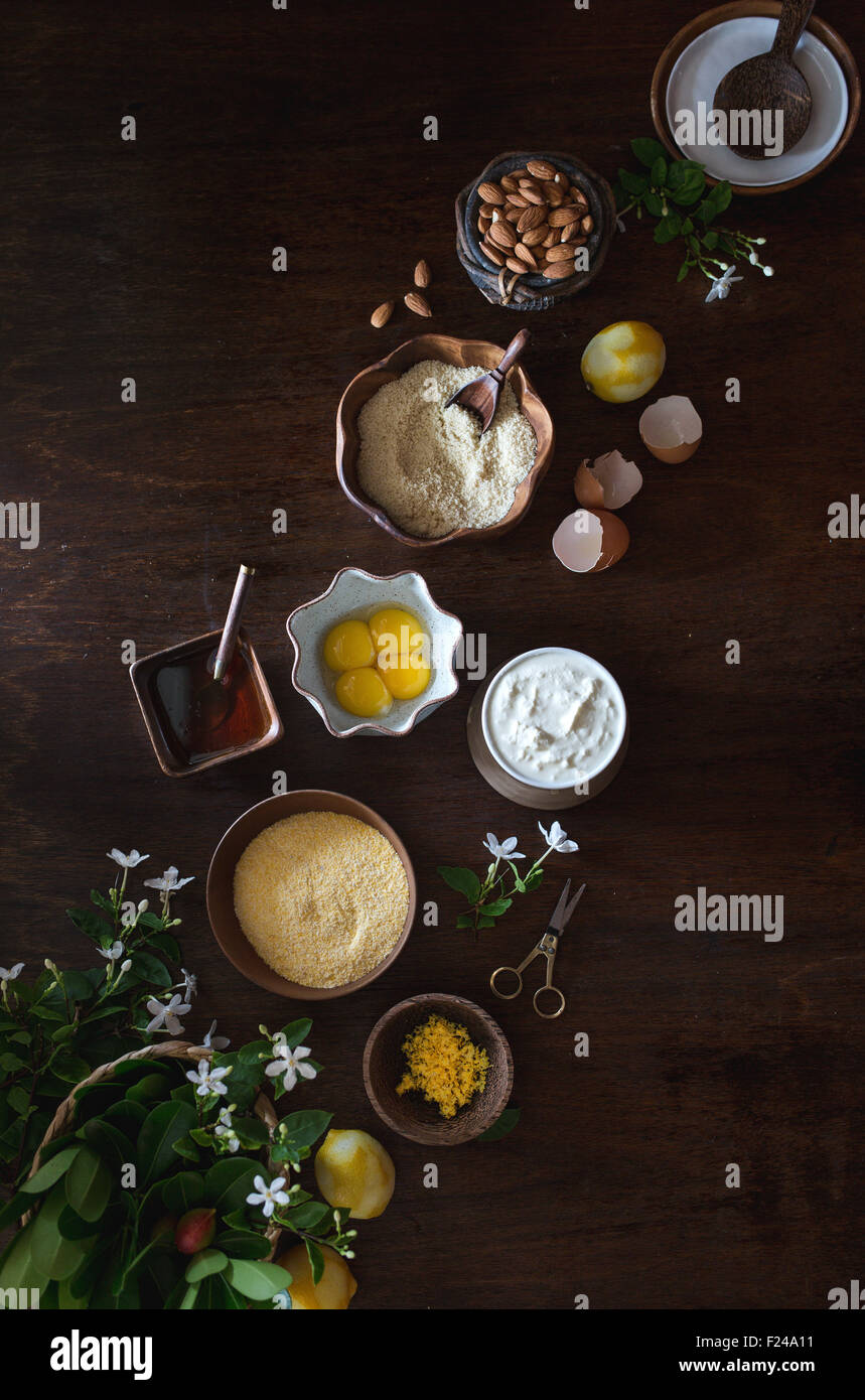 Zutaten für Ricotta und Mandel-Polenta-Kuchen auf einem dunklen Hintergrund angezeigt. Stockfoto