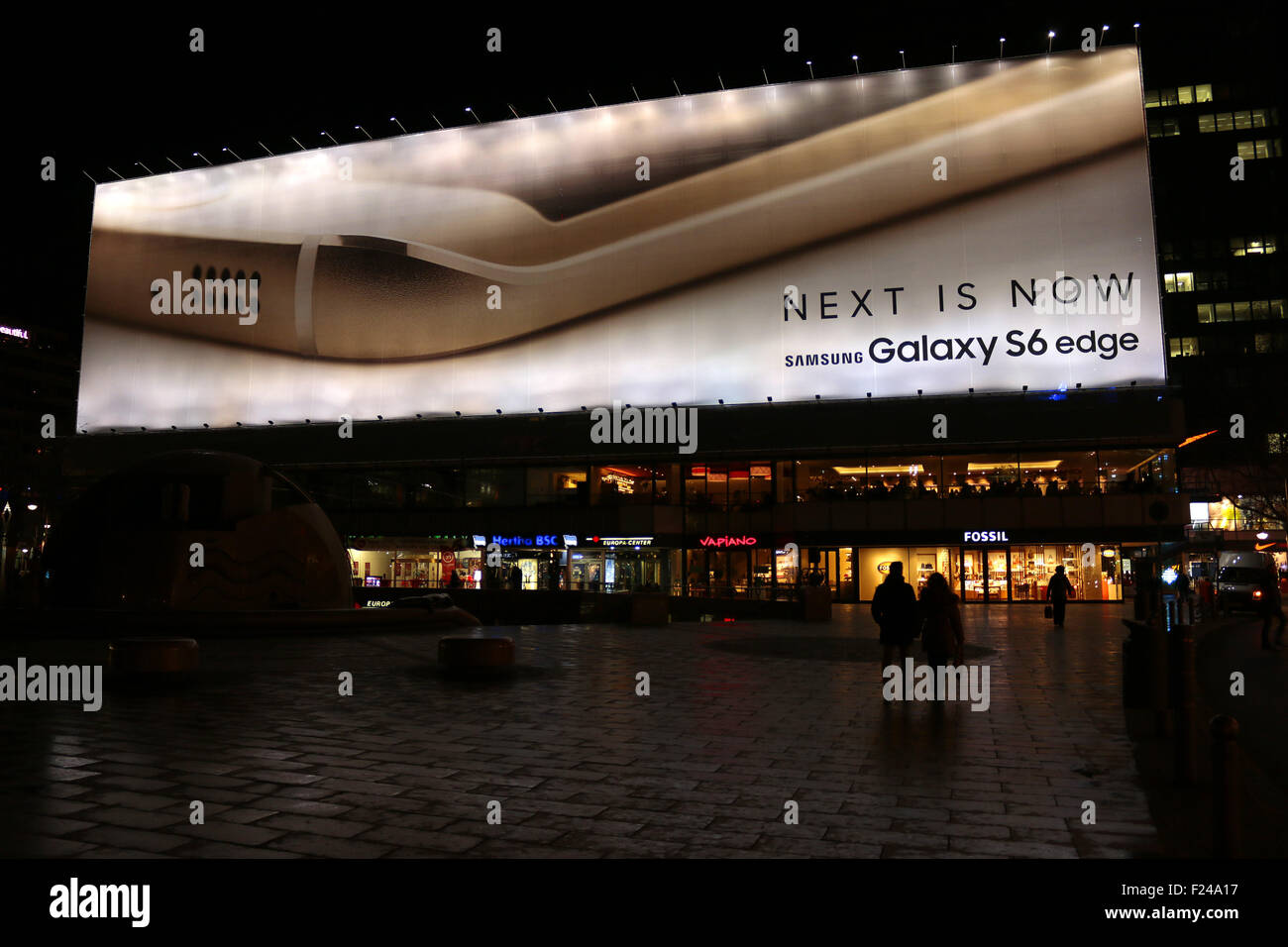 Werbung Fuer Das Neu Angekuendigte Smartphone "Samsung Galaxy S6 Edge", Breitscheidplatz, Berlin-Charlottenburg. Stockfoto