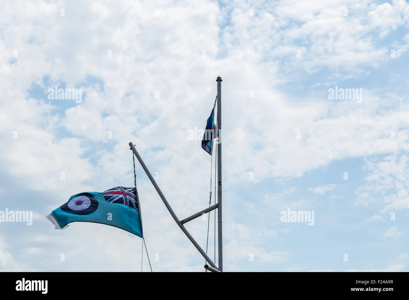 RAF-Flagge bei voller Mast fliegen in den Wind Stockfoto