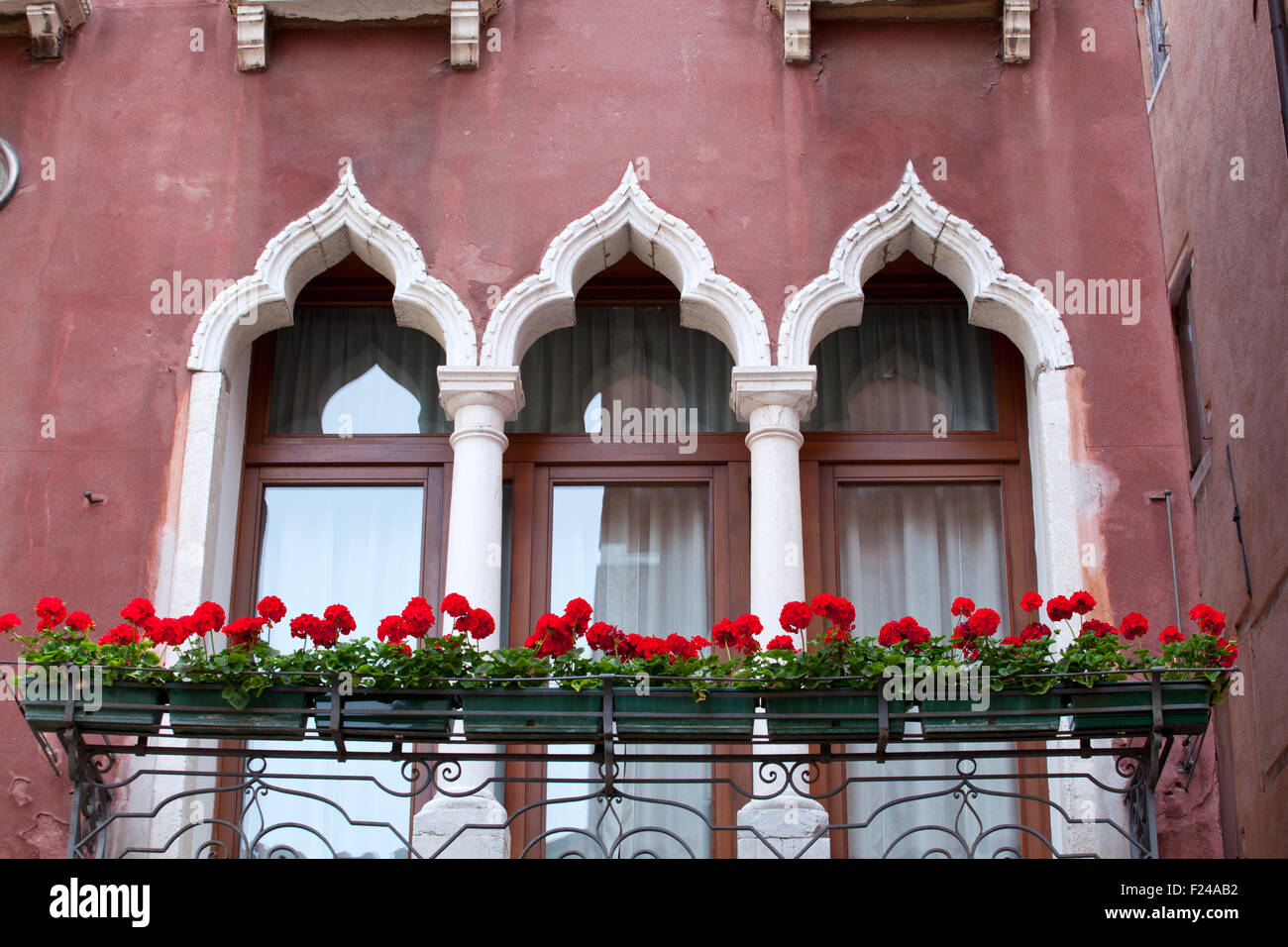 Balkon mit Blumen in Venedig Stockfoto