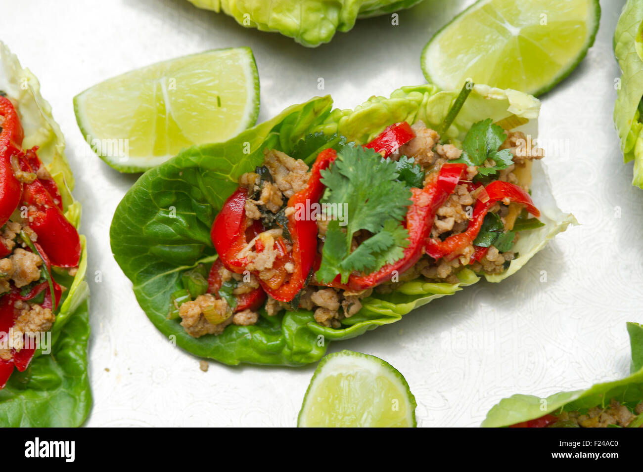 Paleo Diät essen, spicey Salat Wraps, angeblich basierend auf "Höhlenmenschen" Paläolithikum Lebensmittel für die Gesundheit. eine UK Stockfoto