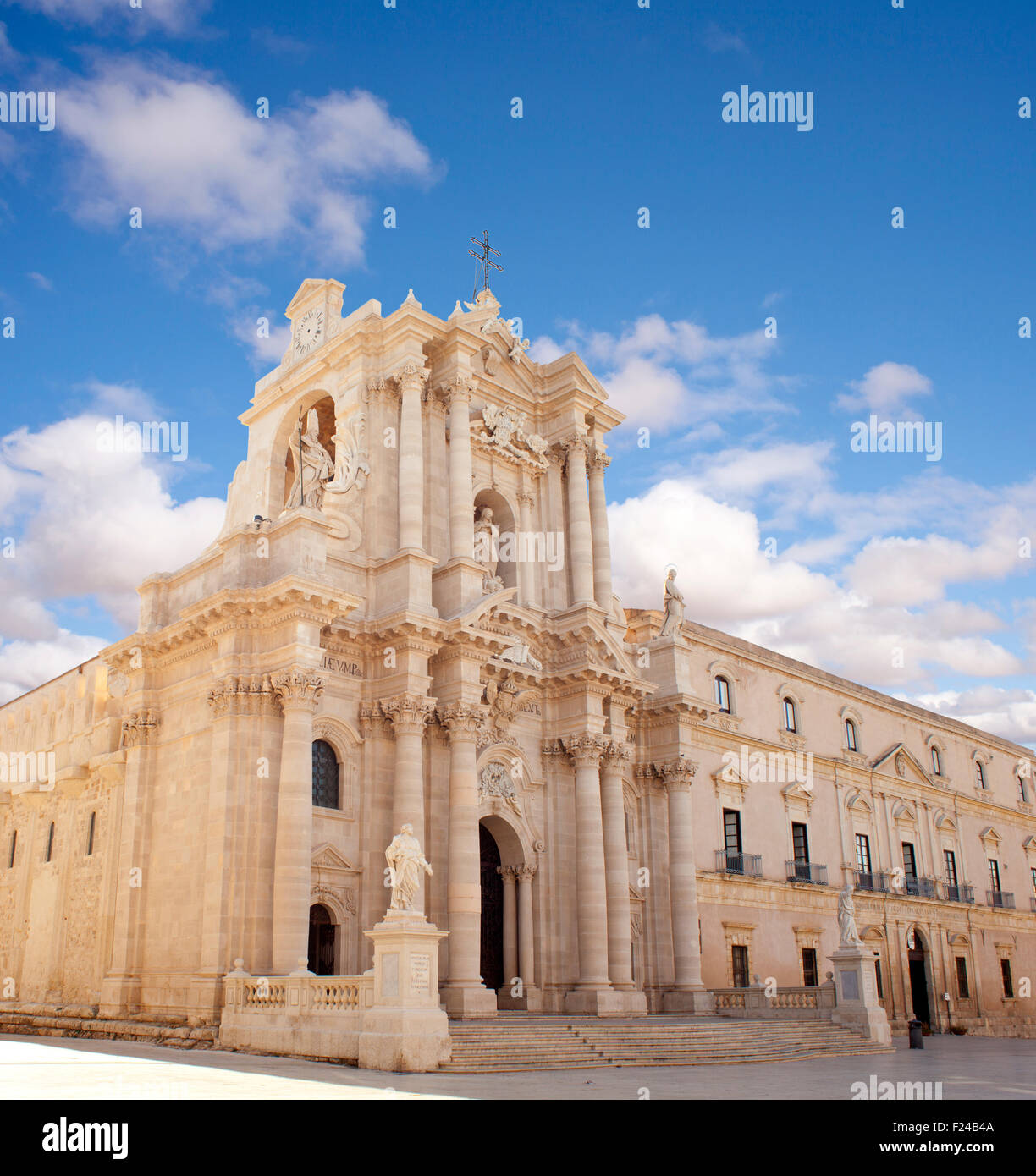 Ansicht des Duomo di Siracusa - Siracusa Kathedrale am blauen Himmel, Sizilien - Iyaly Stockfoto