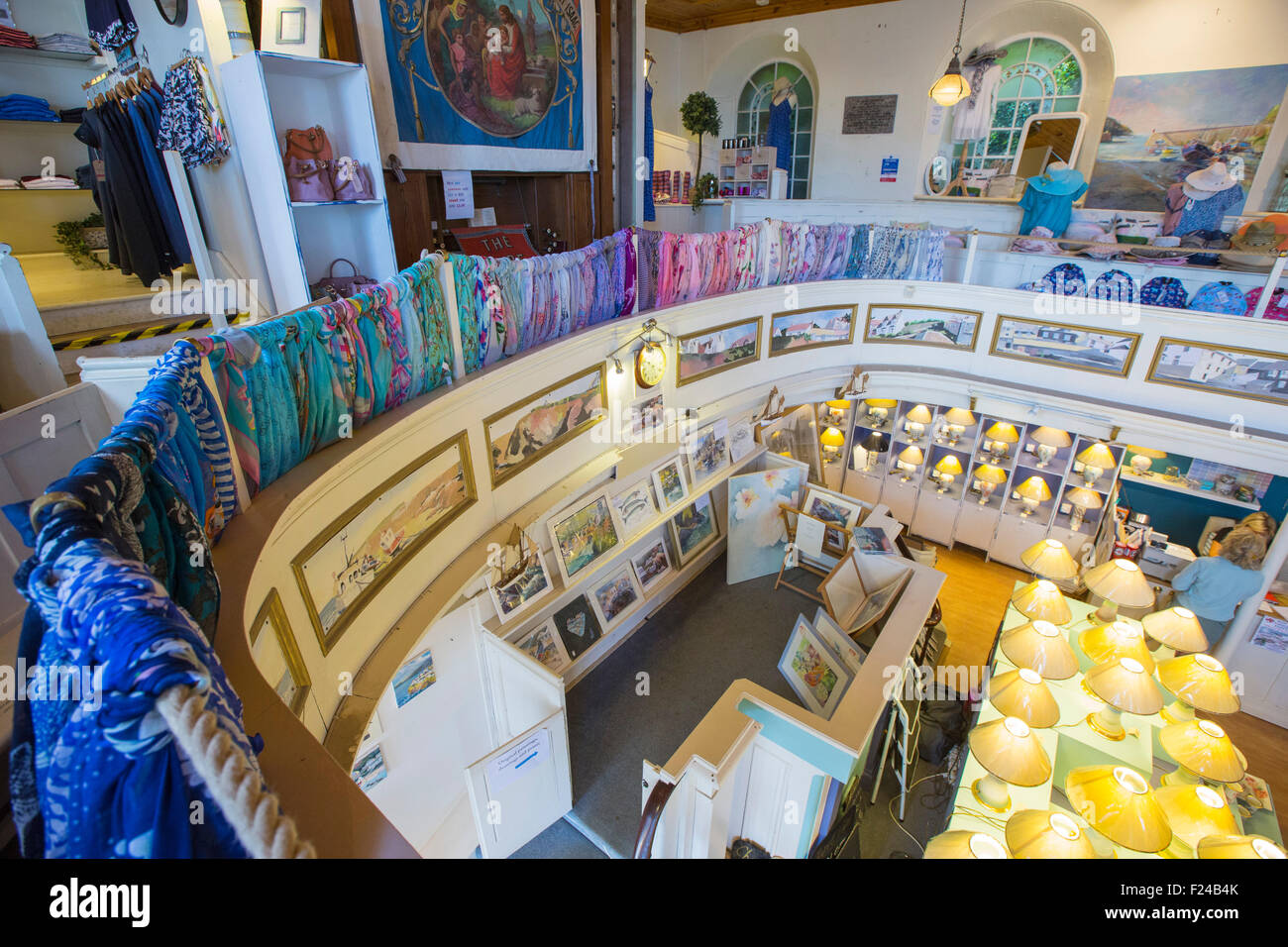 Keramik und Kunst Shop in einer umgebauten Kapelle in Port Isaac in Cornwall, UK, einem Dorf berühmt geworden durch die Fernsehserie Doc Martin. Stockfoto