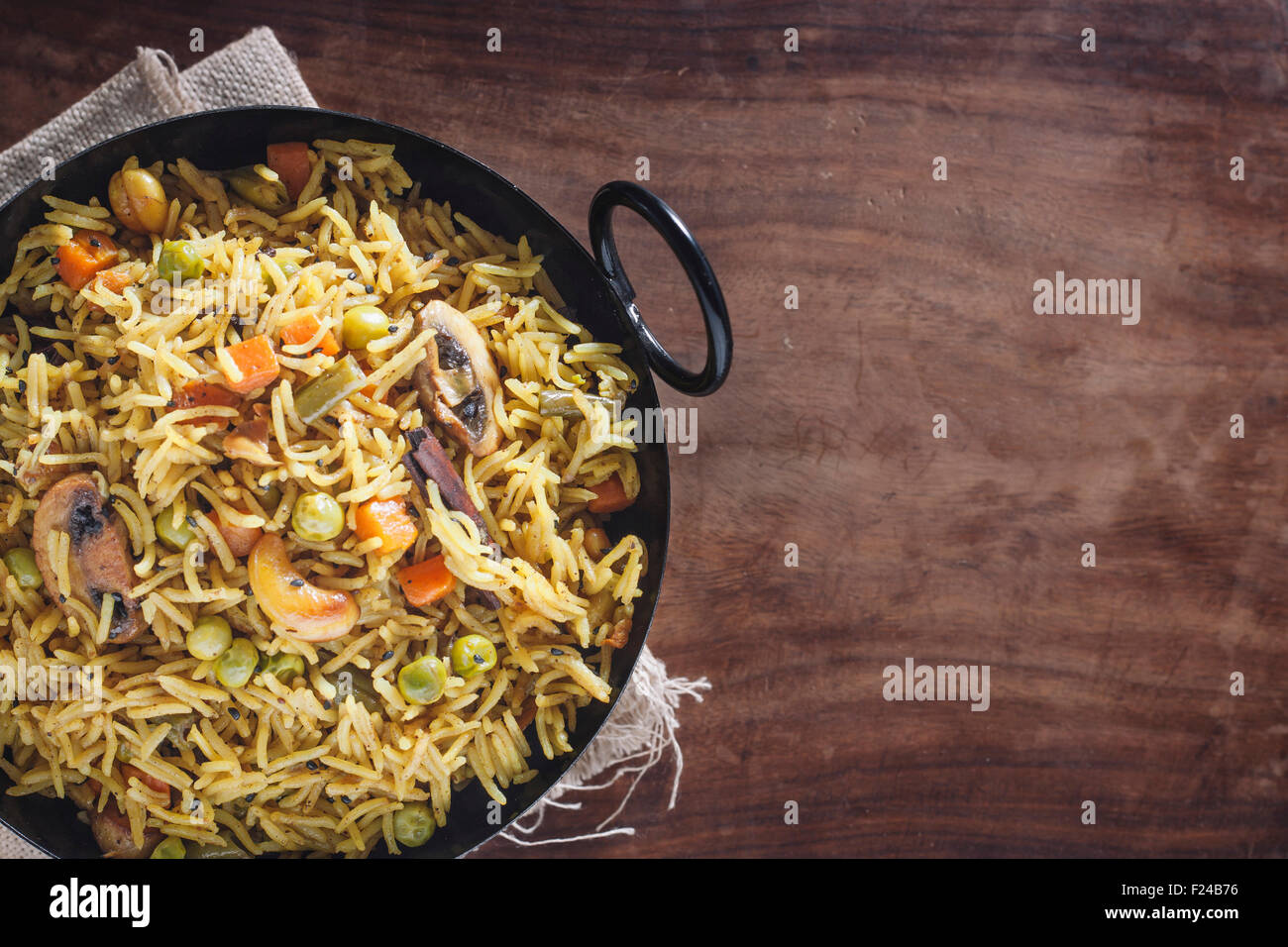 Indianrice Dis vegetarische Pulao in der schwarzen Schale. Mit Textfreiraum Stockfoto