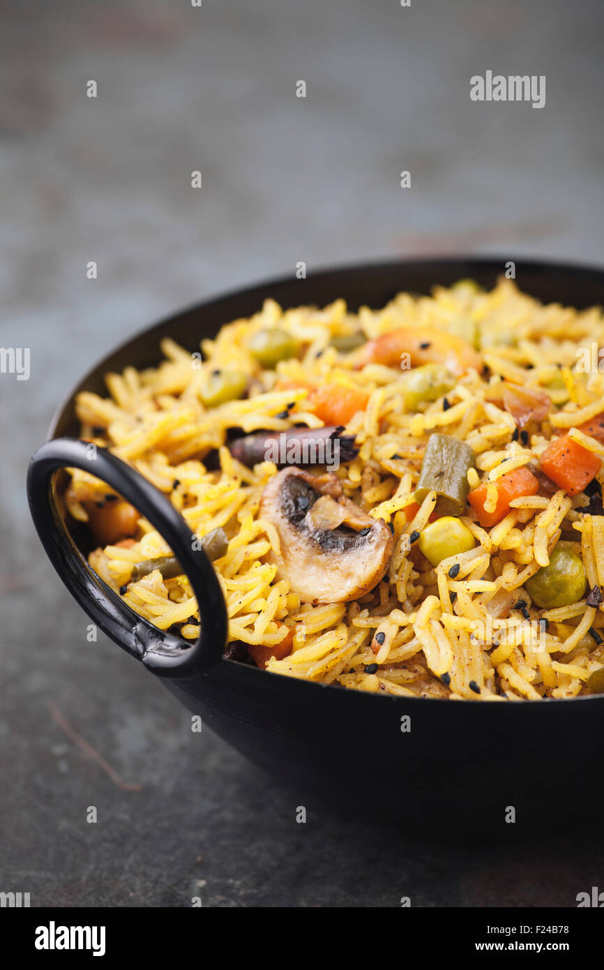 Indianrice Dis vegetarische Pulao in der schwarzen Schale. Mit Textfreiraum Stockfoto