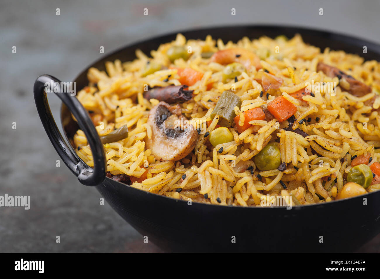 Indianrice Dis vegetarische Pulao in der schwarzen Schale. Mit Textfreiraum Stockfoto