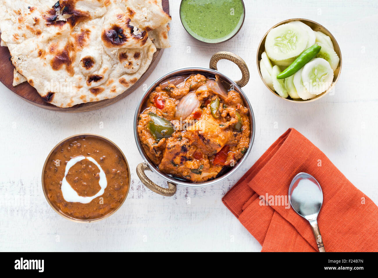 Indische Mittagessen mit Paneer Tikka Masala, Dal Makhani, Naan, Chutney und Salat. Stockfoto