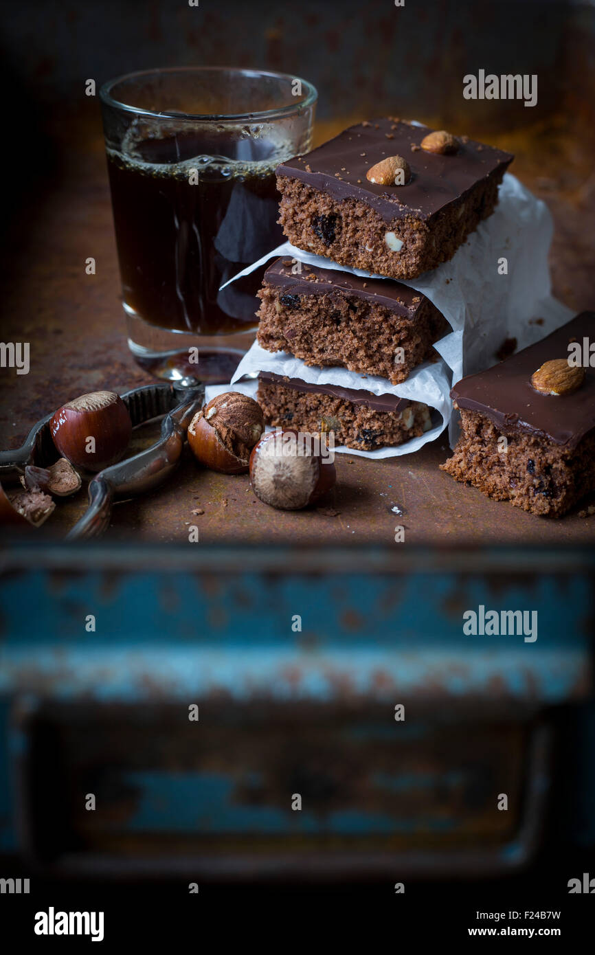 Stapel Von Gingerbead Mit Reiche Schokolade Und Mandeln Mit Glas Kaffee Nussen Und Nussknacker Stockfotografie Alamy