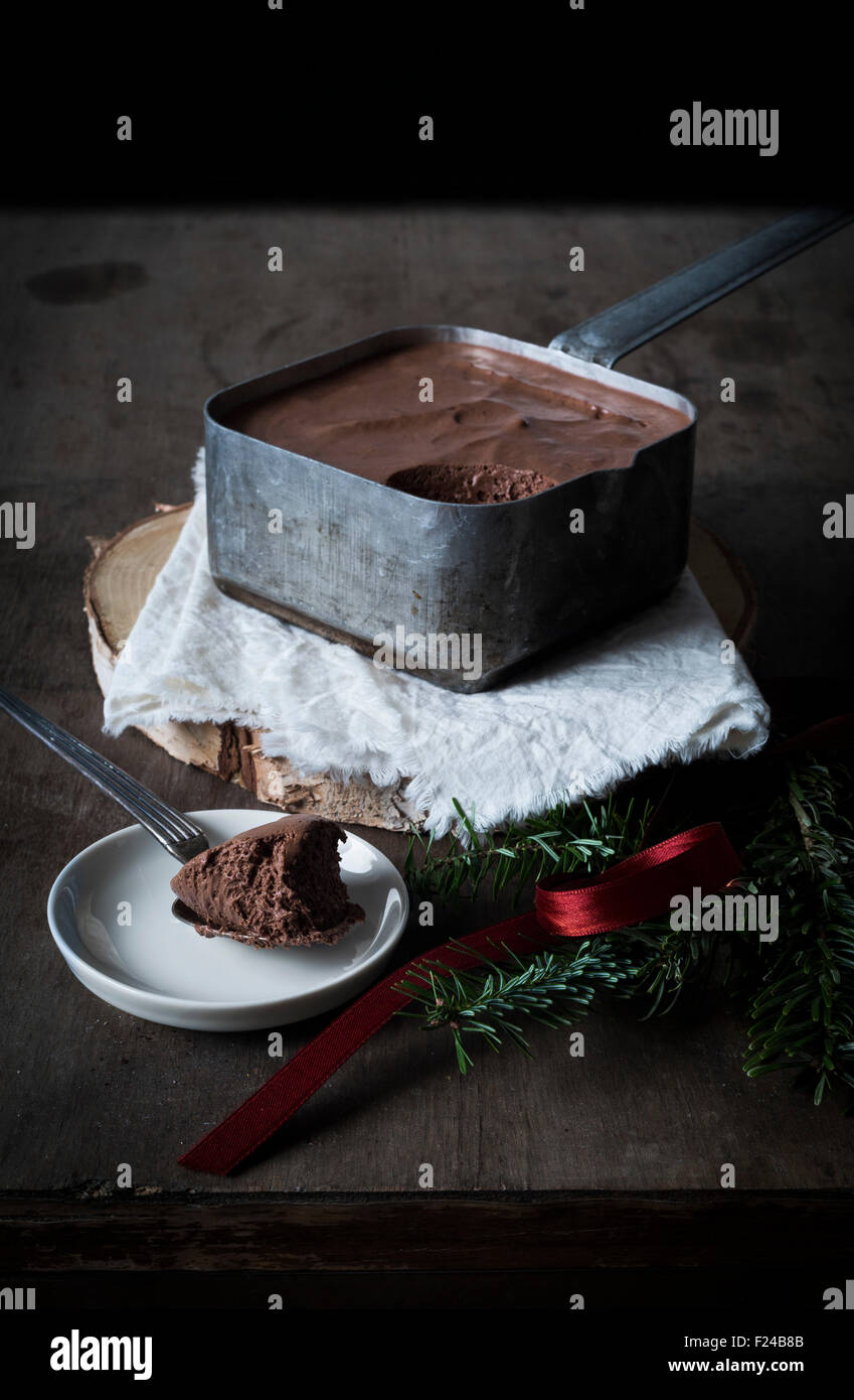 Single-Malt & Mousse au Chocolat in Vintage-Zinn Topf auf dunklem Holz Boden mit Weihnachtsdekoration. Ansicht von oben Stockfoto