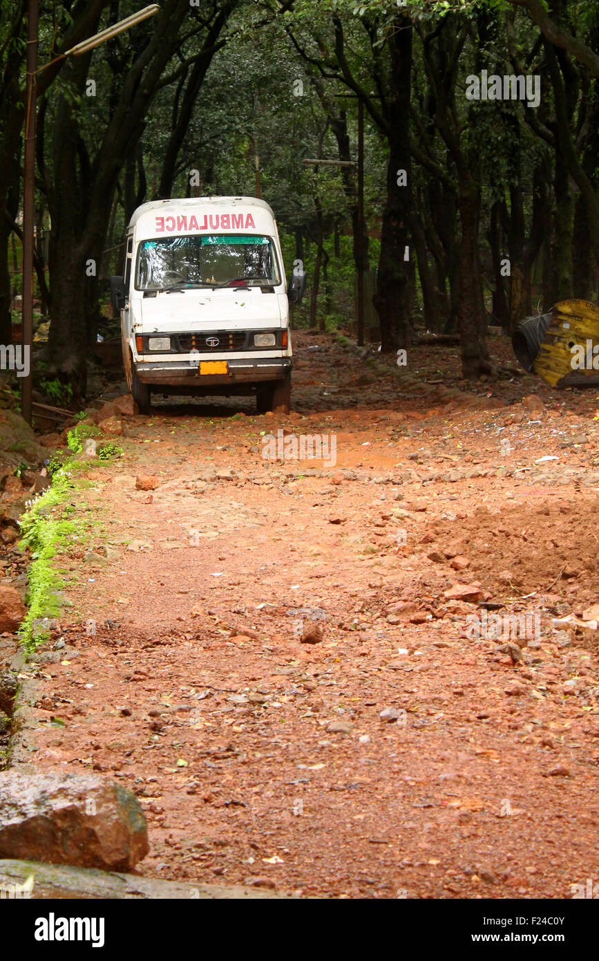 Ein Rettungswagen bedeutete vor allem für Notfälle auf Waldwegen in Indien Stockfoto