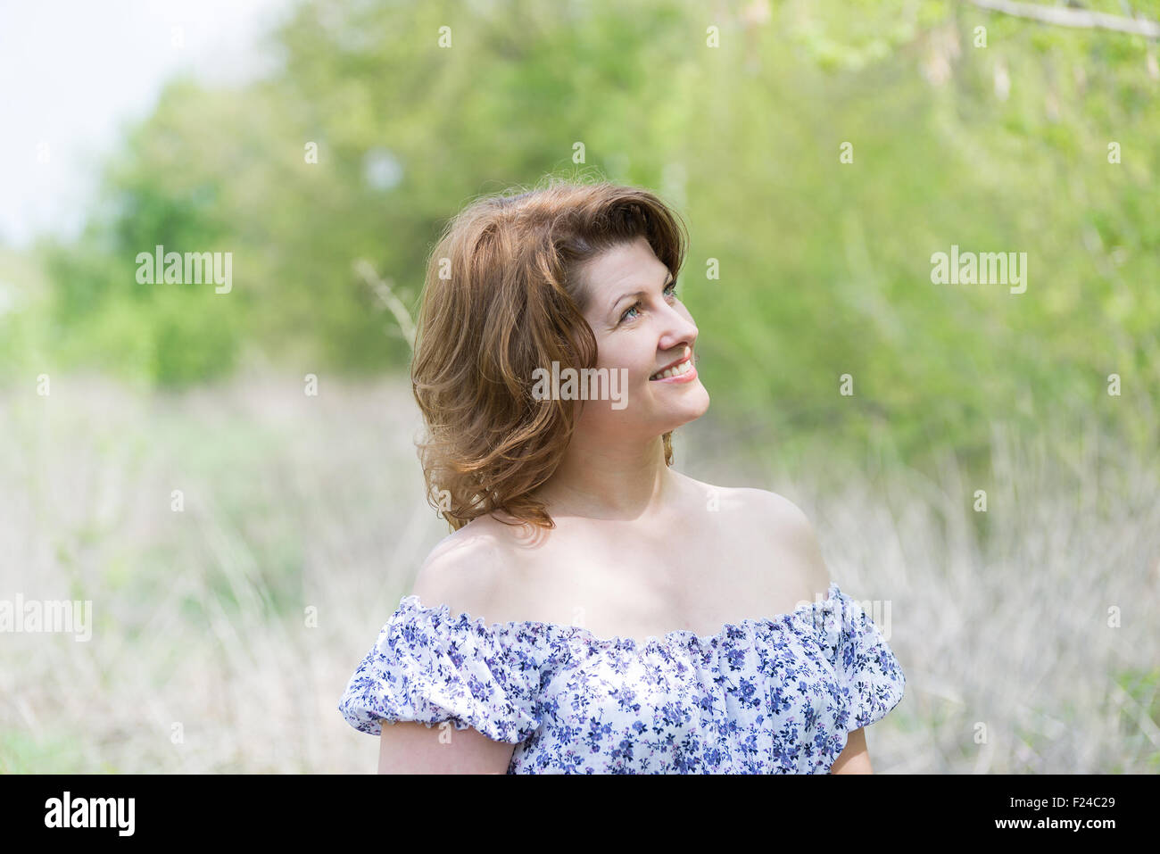 Frau mittleren Alters in der Sommerpark Stockfoto