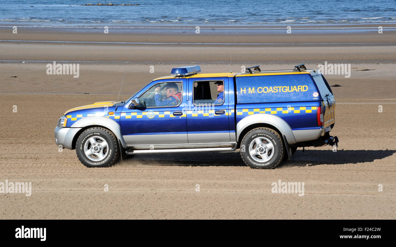 HM COASTGUARD PATROUILLENFAHRZEUG AUF BRITISCHEN BEACH RE GEZEITEN GEFAHR GESUNDHEITSSICHERHEIT OFF ROAD RETTUNG JEEP FREIWILLIGEN RETTUNGSBOOT UK Stockfoto