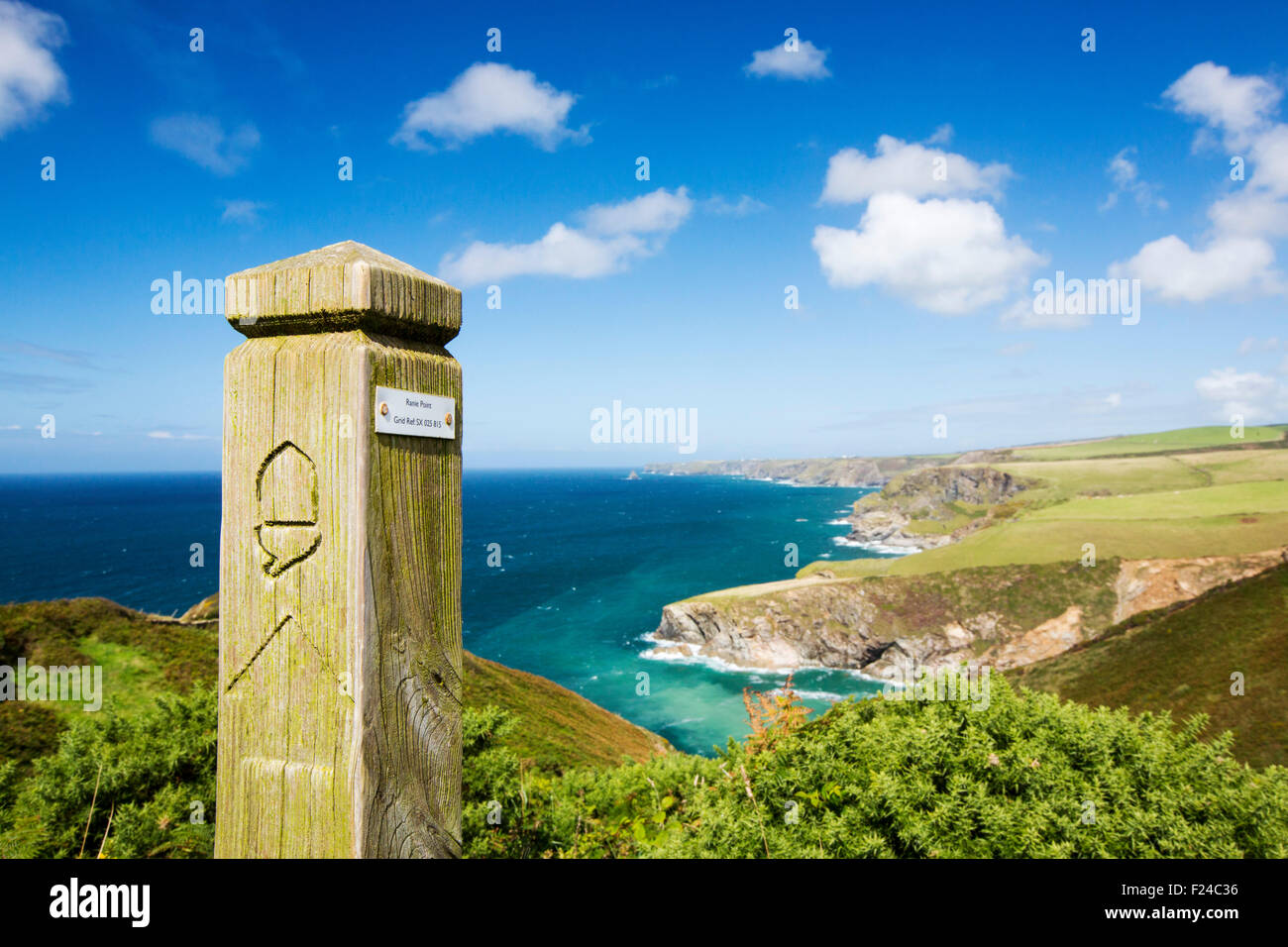 Küstenlandschaft auf der South West Coast Path, östlich von Port Isaac, Cornwall, UK, mit einem Pfad Marker. Stockfoto