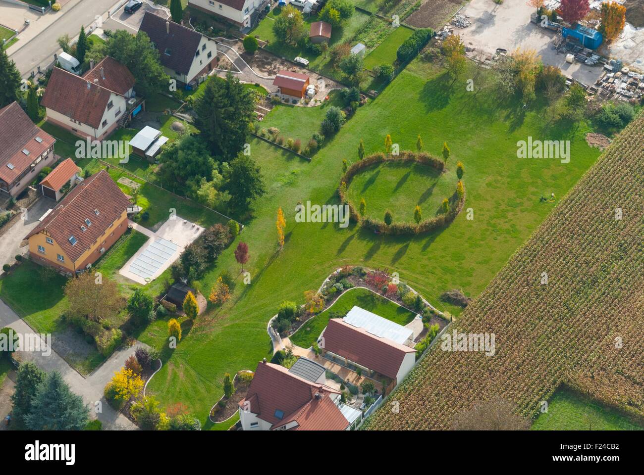 Frankreich, Bas Rhin (67), Hunspach Dorf, gewähltes schönstes französisches Dorf, moderne Häuser mit Garten (Luftaufnahme) Stockfoto