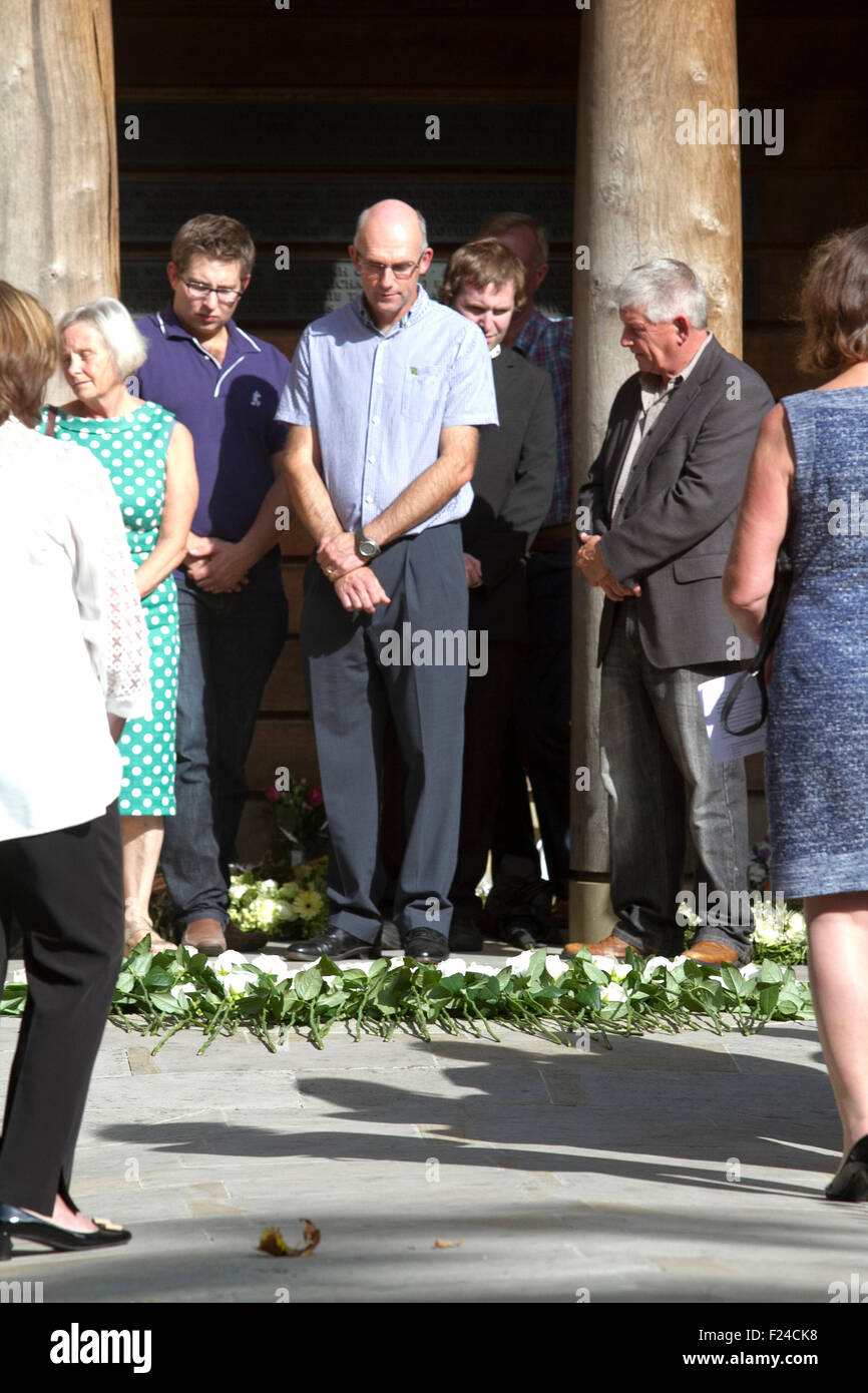 London, UK. 11. September 2015. Britische Angehörige am London Denkmal für die Opfer auf dem 14 Jahrestag der 911 Terroranschläge in New York und Washington DC. Bildnachweis: Amer Ghazzal/Alamy Live-Nachrichten Stockfoto