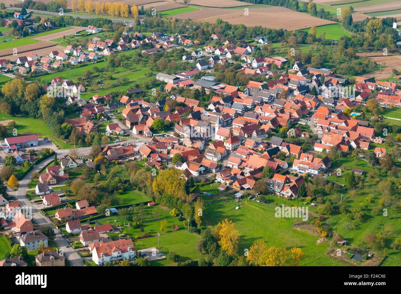 Frankreich, Bas Rhin (67), Dorf Hunspach, zum schönsten französischen Dorf gewählt (Luftaufnahme) Stockfoto