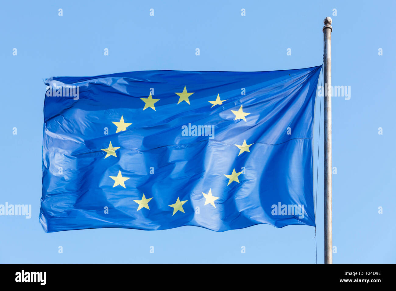 EU-Flagge vor einem blauen Himmel flattern im wind Stockfoto