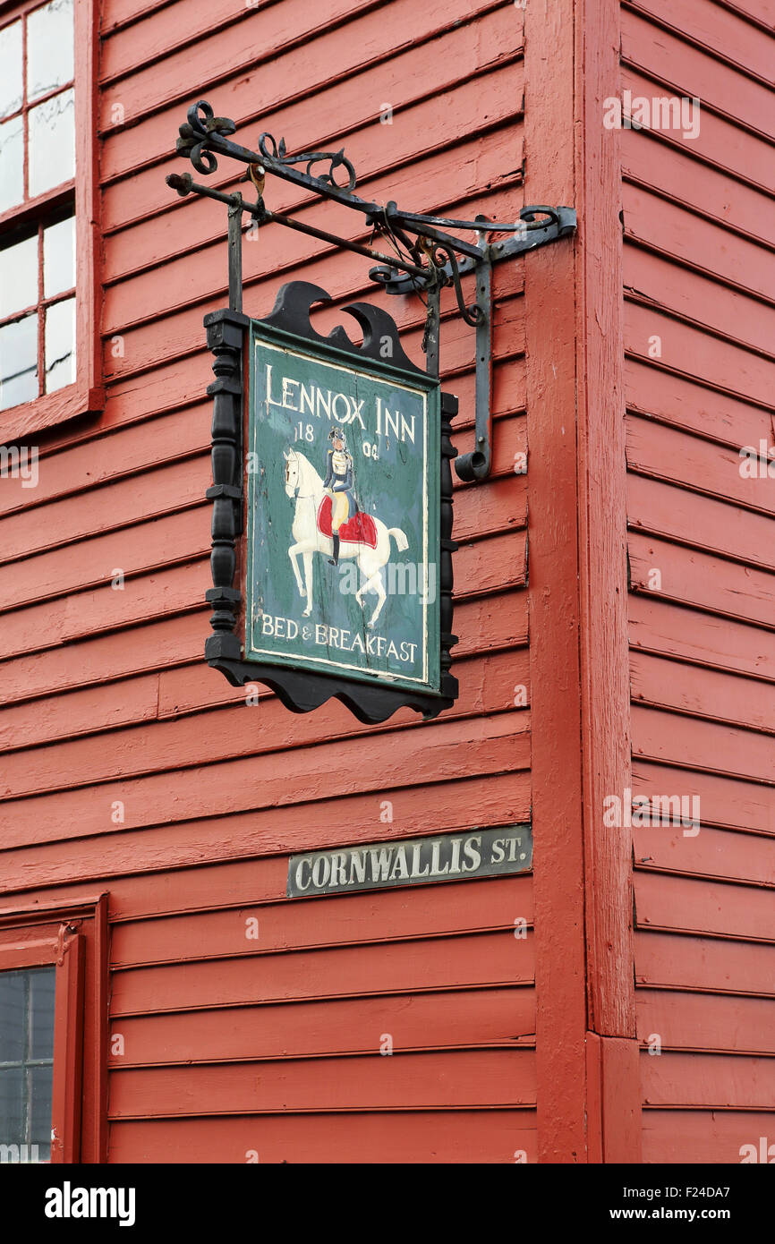 Melden Sie sich für das Lennox-Inn in Lunenburg in Nova Scotia, Kanada. Das Gasthaus ist auf Cornwallis Street. Stockfoto