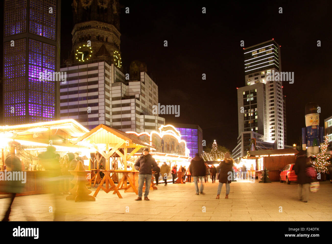 Fernsehsendern in Berlin: Weihnachtsmarkt am Kurfürstendamm, Dezember 2013, Berlin. Stockfoto