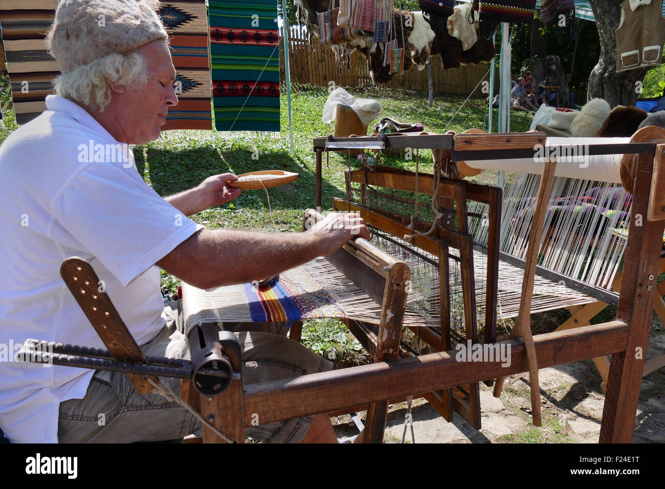 Handwerker, webt einen Webstuhl. Stockfoto