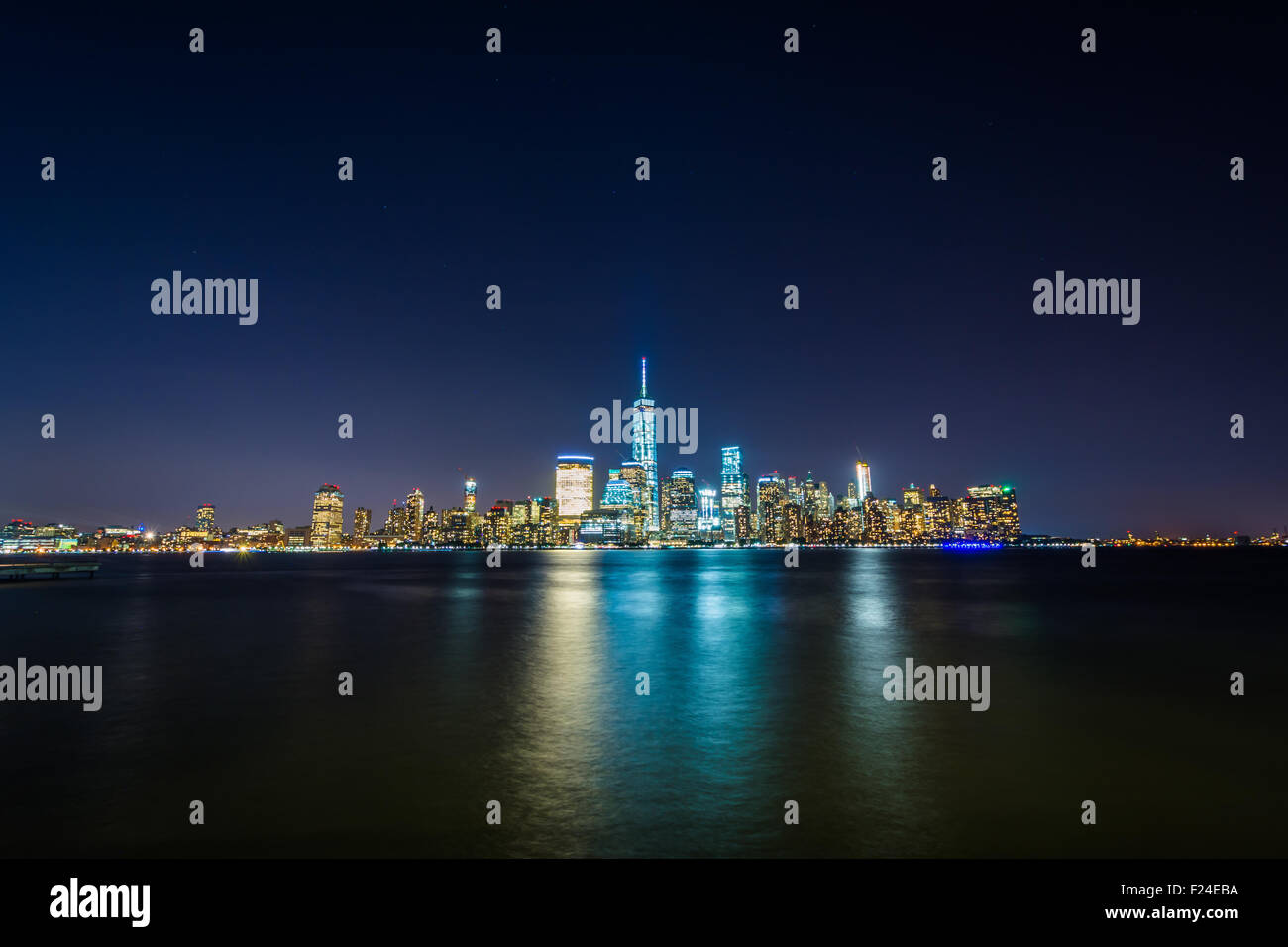 Blick auf die Lower Manhattan Skyline bei Nacht, von Exchange Place, in Jersey City, New Jersey. Stockfoto